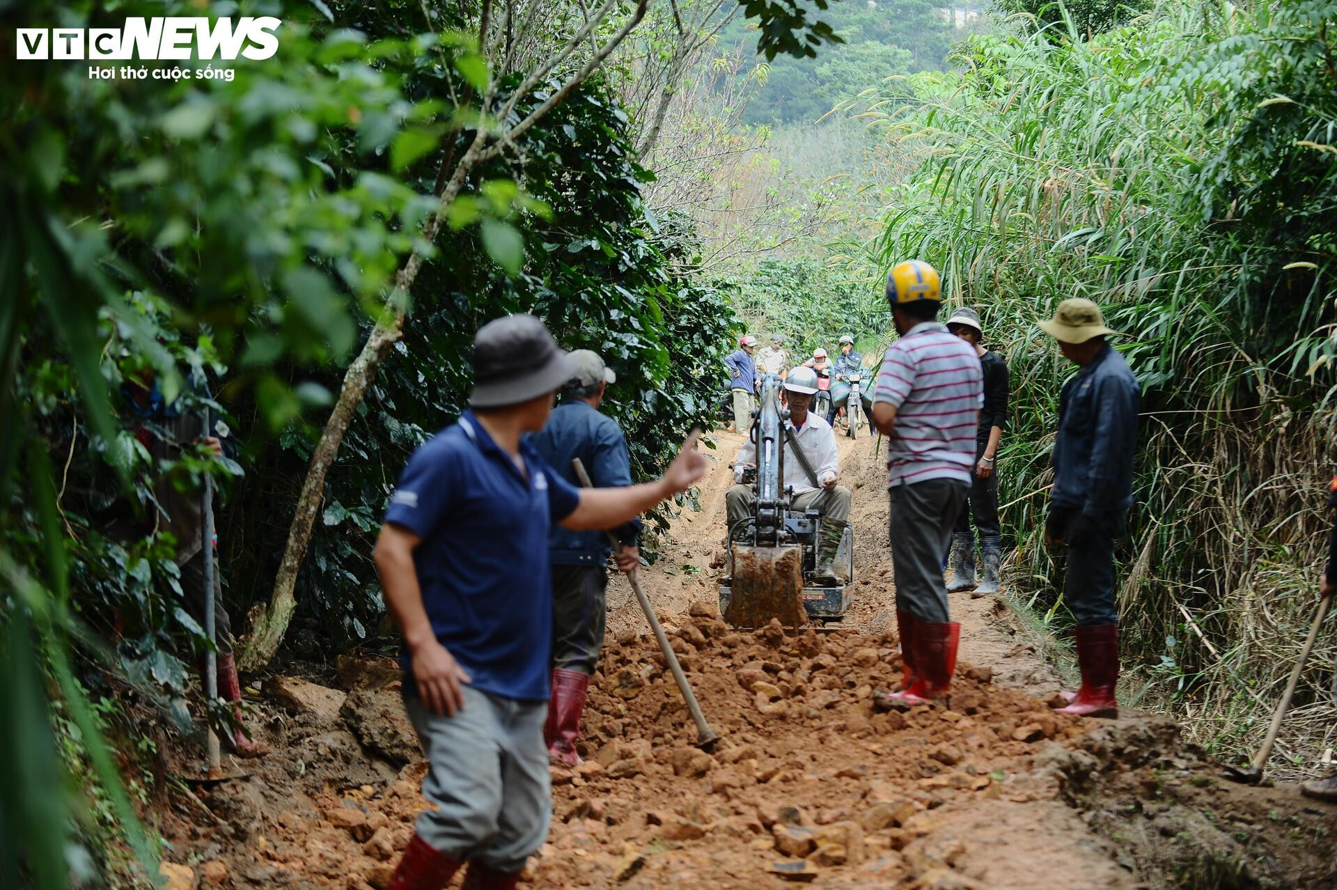 Gian nan mở đường tạm qua cung đèo D'ran bị sạt lở ở Lâm Đồng - 1