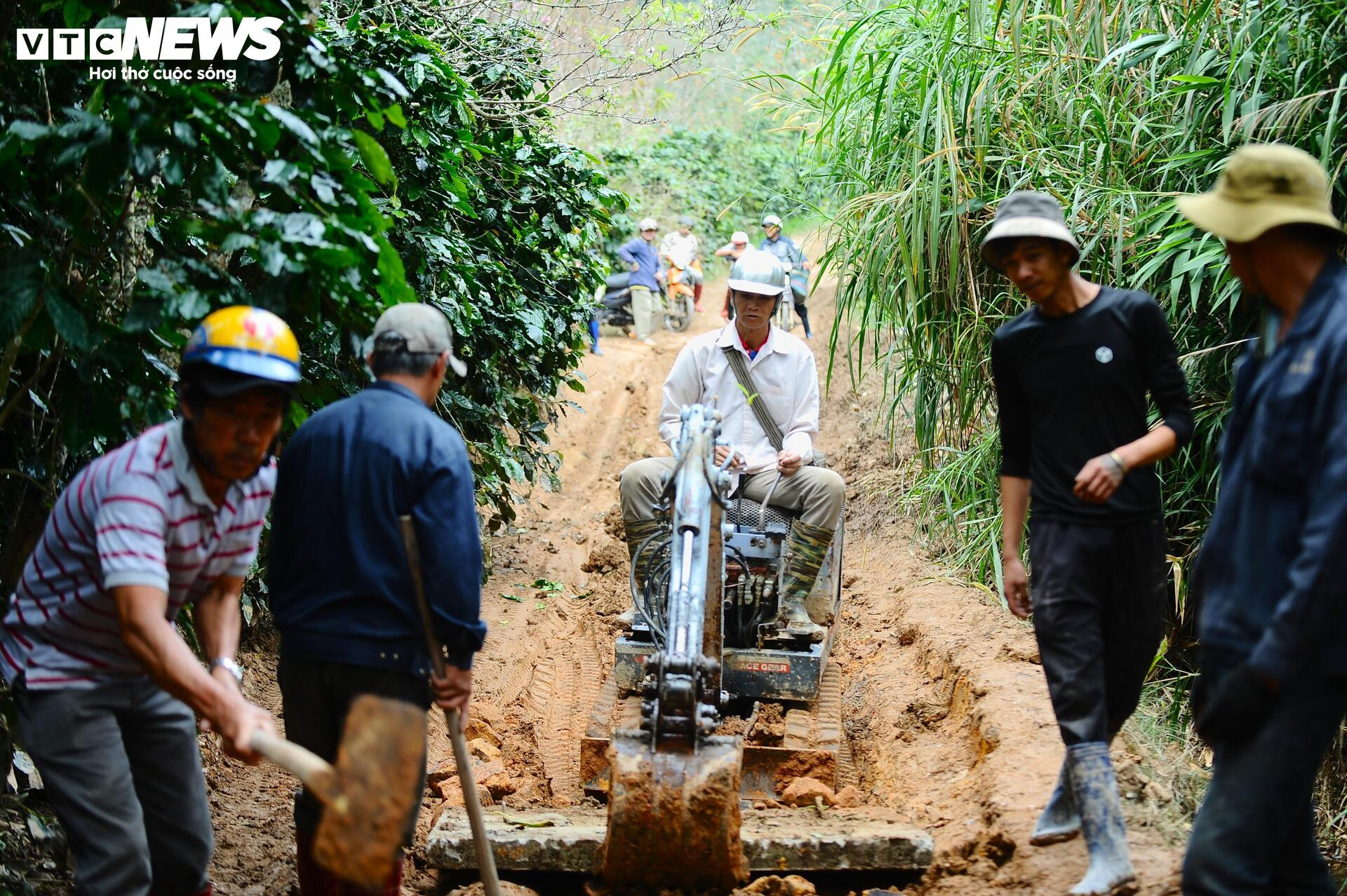 Gian nan mở đường tạm qua cung đèo D'ran bị sạt lở ở Lâm Đồng - 3