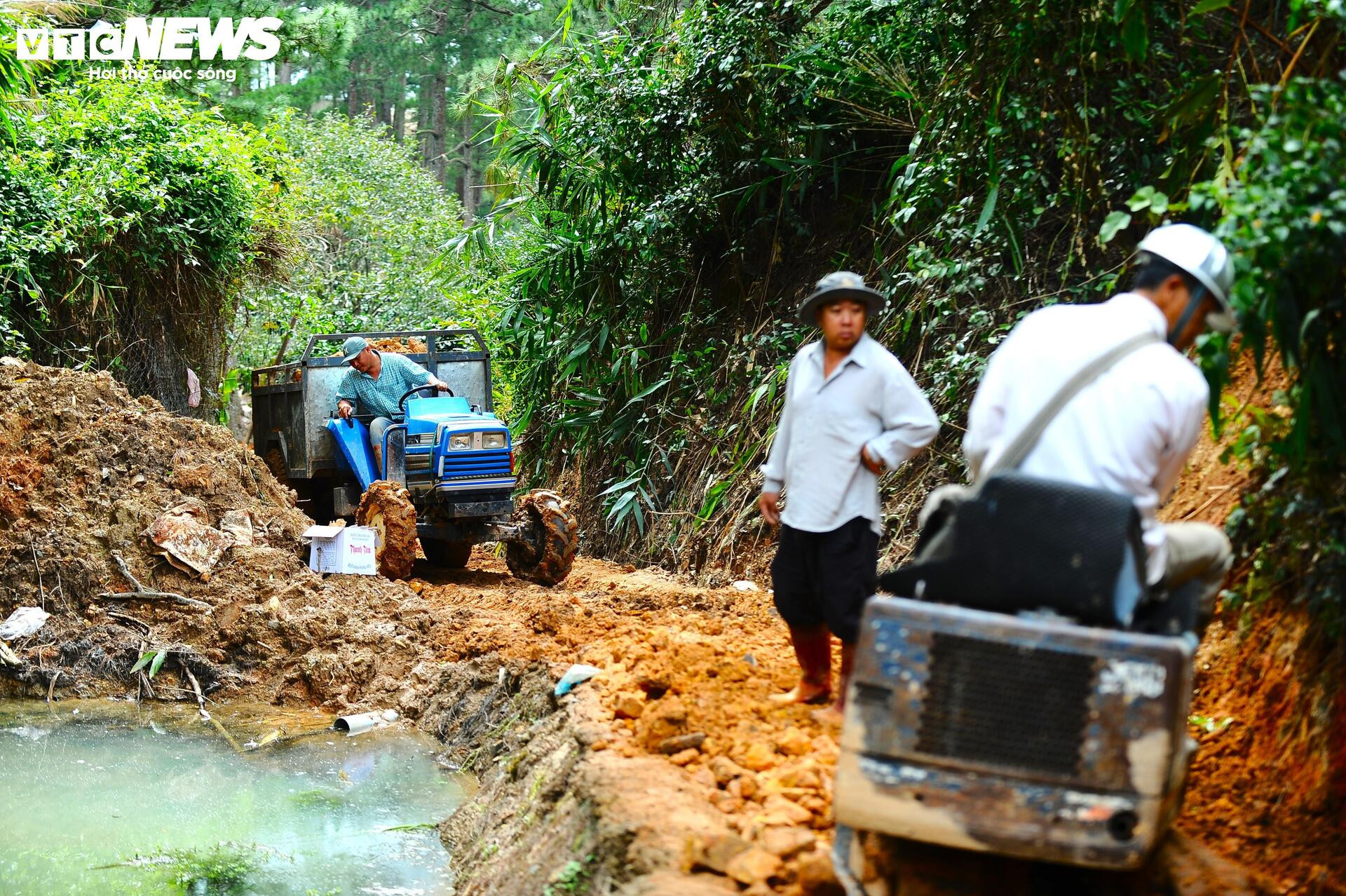 Gian nan mở đường tạm qua cung đèo D'ran bị sạt lở ở Lâm Đồng - 10