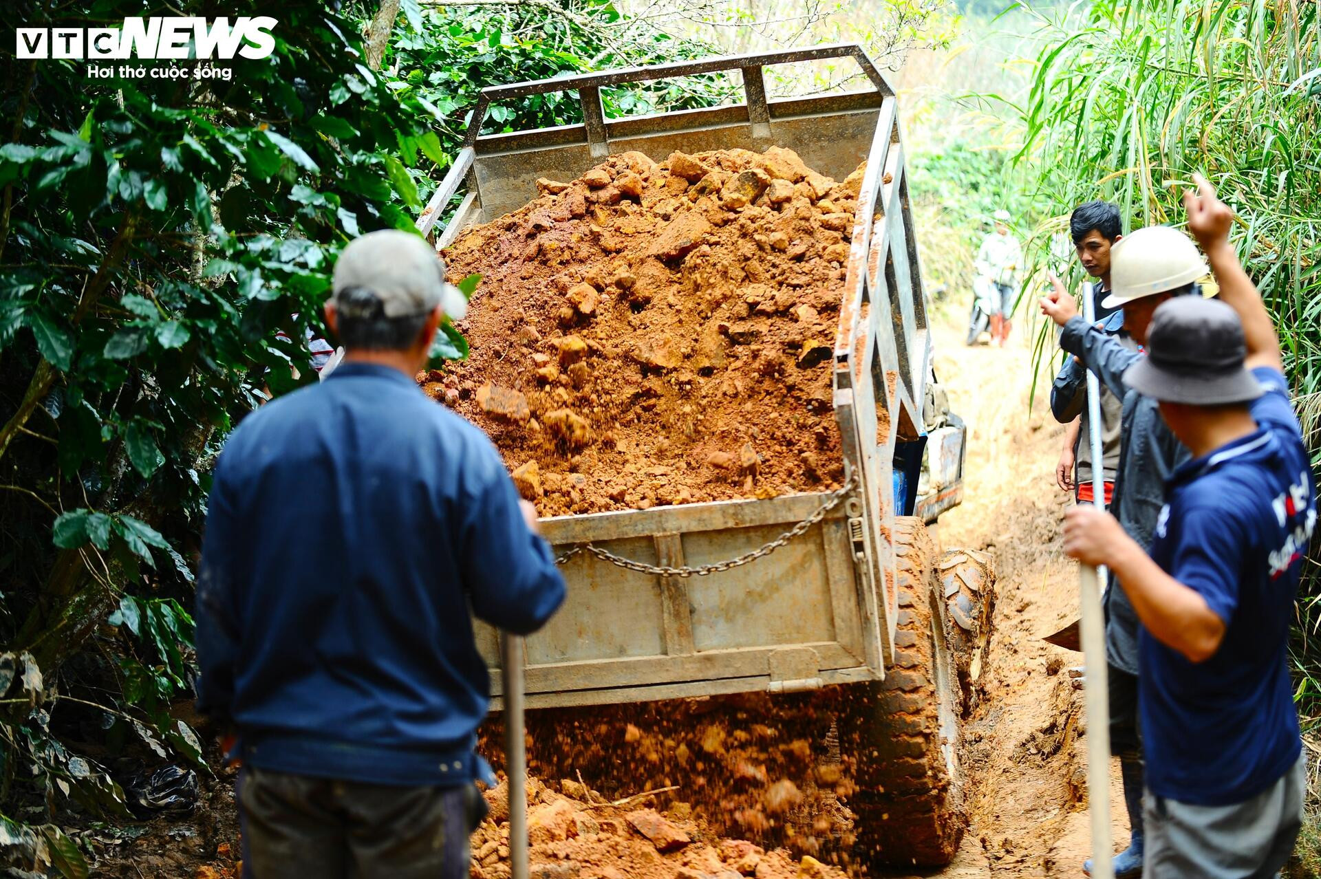 Gian nan mở đường tạm qua cung đèo D'ran bị sạt lở ở Lâm Đồng - 13