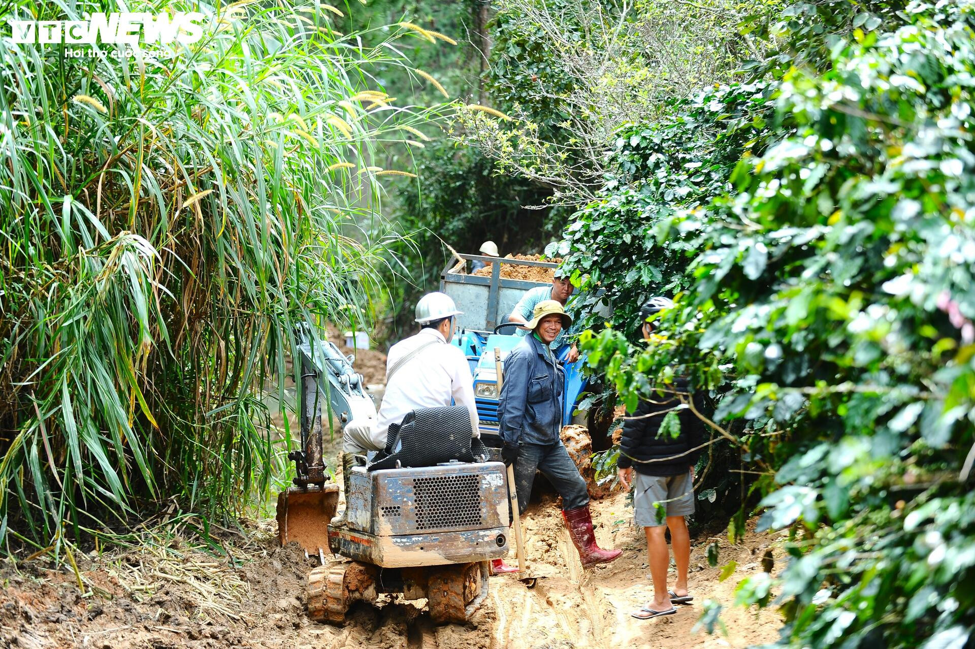 Gian nan mở đường tạm qua cung đèo D'ran bị sạt lở ở Lâm Đồng - 4