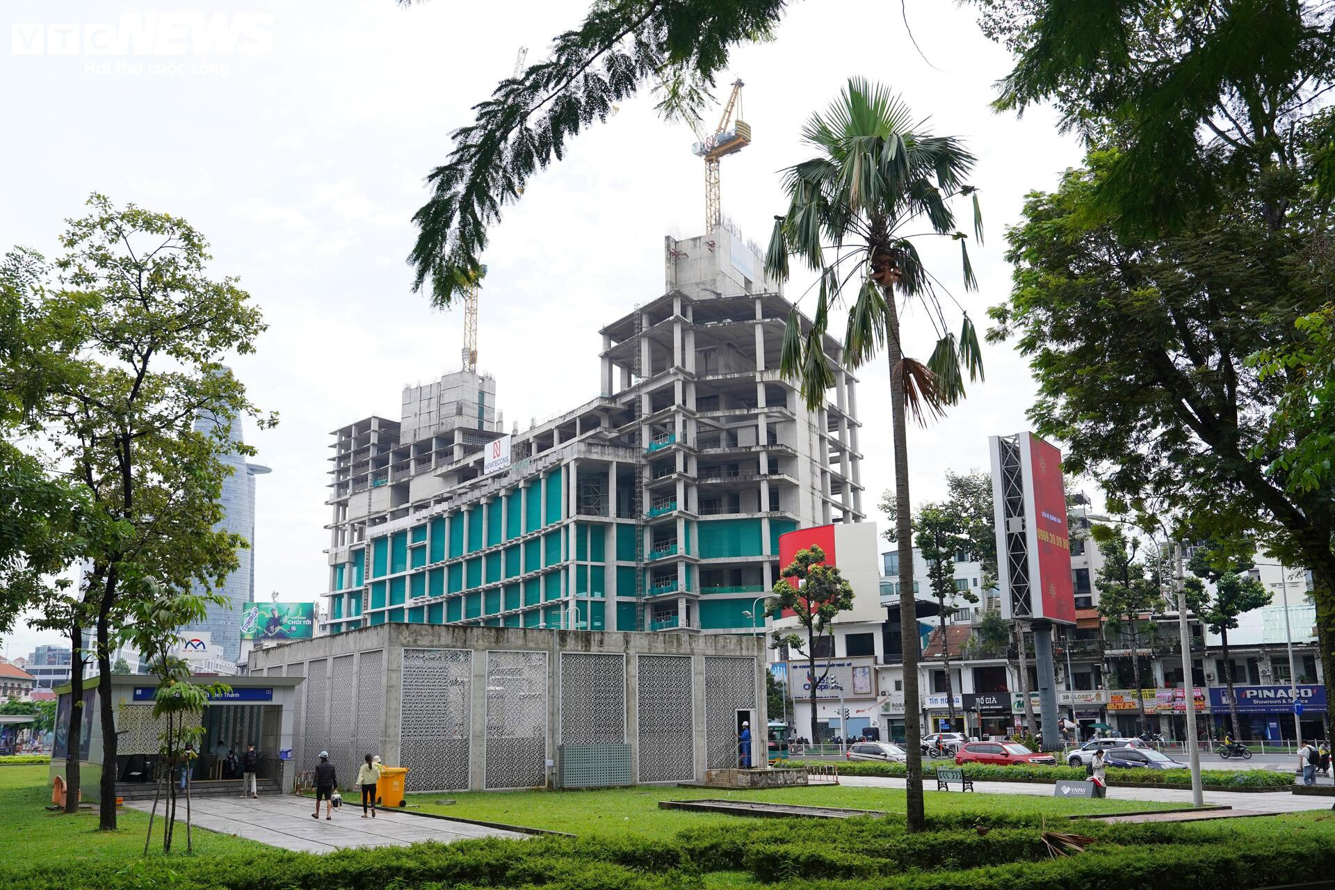 'हीरे' जैसी जगह पर स्थित उस ऊँची इमारत का नज़दीक से दृश्य, जिसमें ट्रुओंग माई लैन ने निवेश जारी रखने का अनुरोध किया था - 11