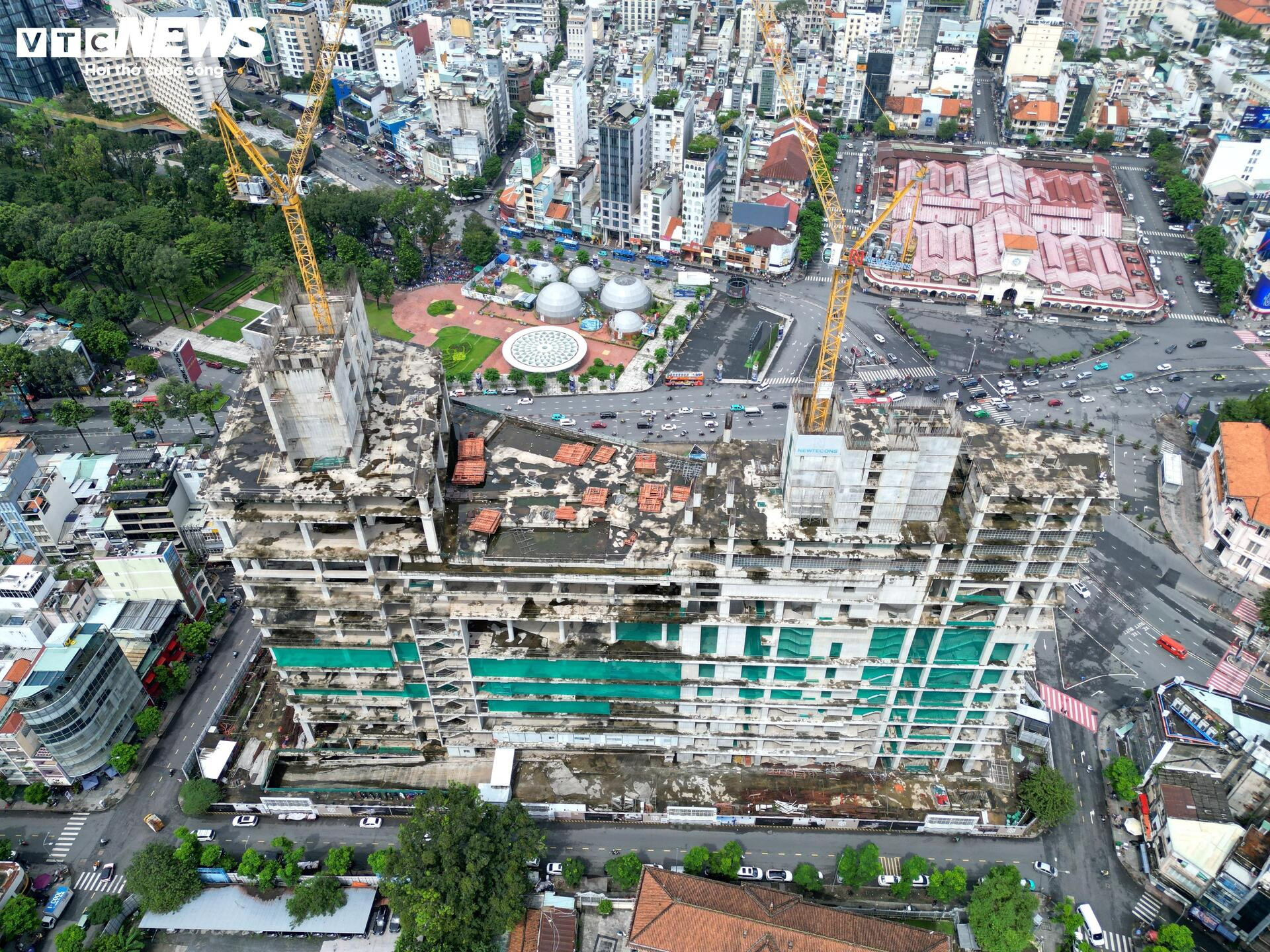 'हीरे' जैसी जगह पर स्थित उस ऊँची इमारत का नज़दीक से दृश्य, जिसमें ट्रुओंग माई लैन ने निवेश जारी रखने का अनुरोध किया था - 15