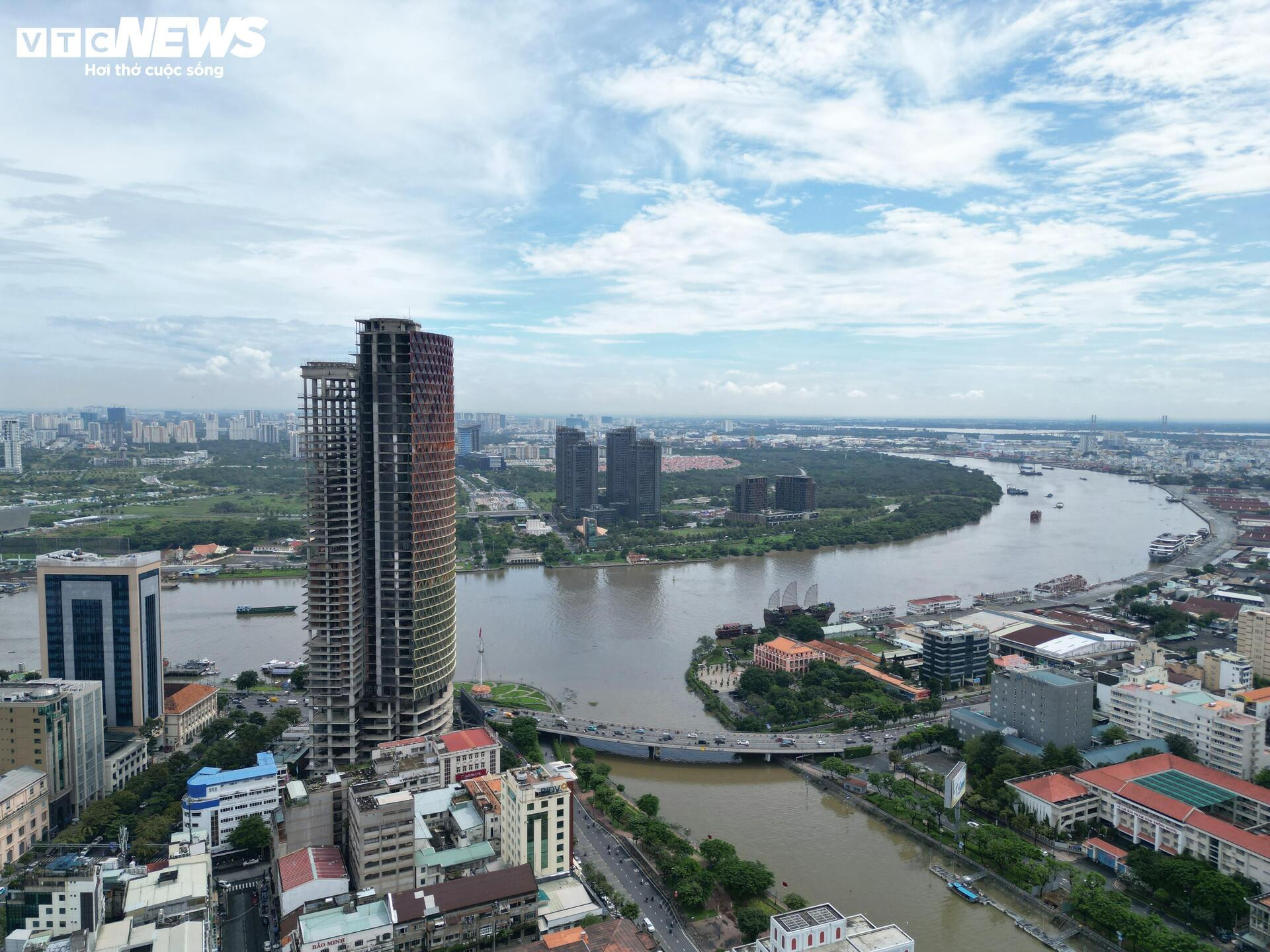 'हीरे' स्थान वाली उस ऊँची इमारत का क्लोज़-अप, जिसमें ट्रुओंग माई लैन ने निवेश जारी रखने का अनुरोध किया था - 3
