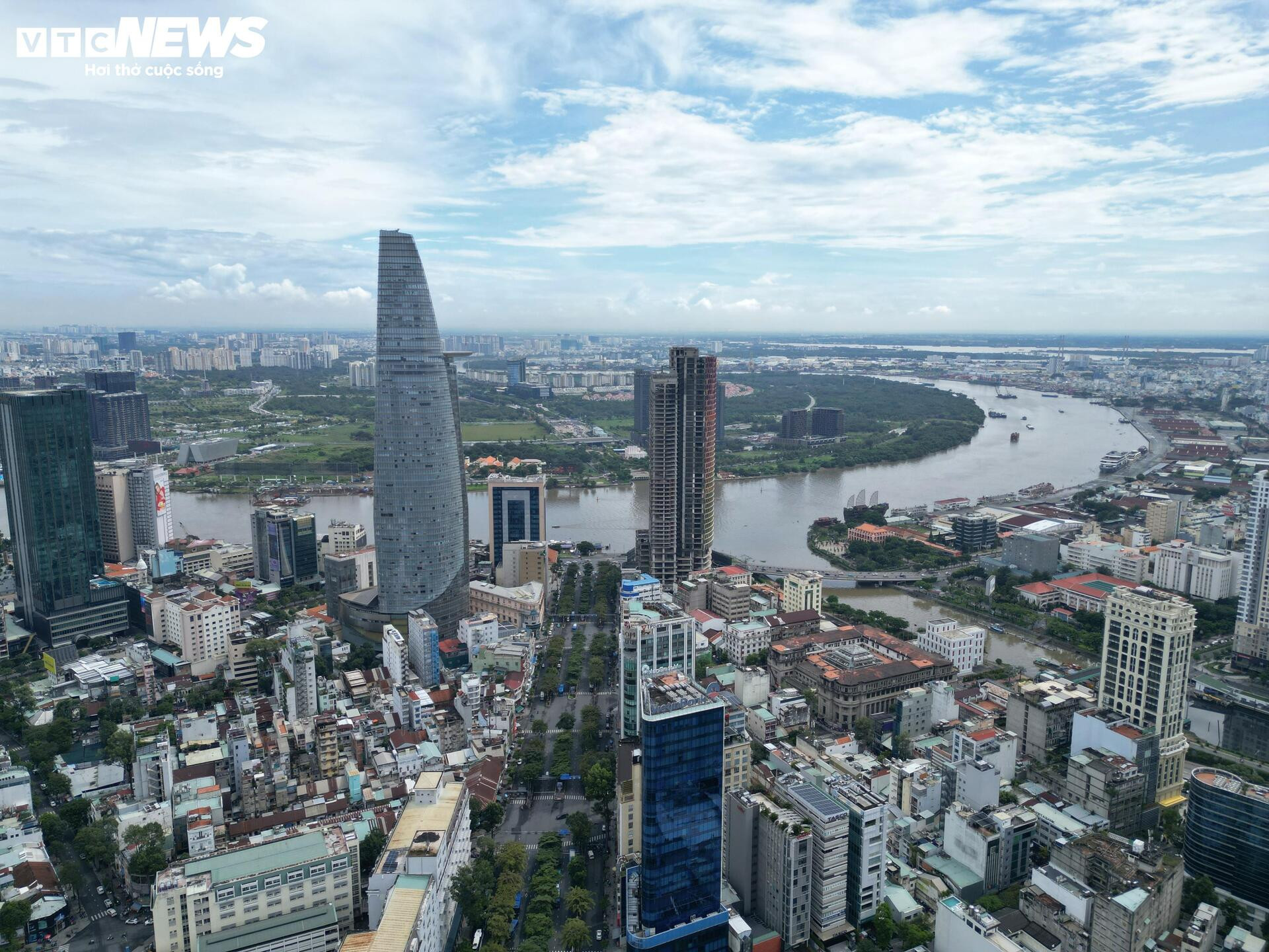 'हीरे' स्थान वाली उस ऊँची इमारत का क्लोज़-अप जिसमें ट्रुओंग माई लैन ने निवेश जारी रखने का अनुरोध किया था - 1