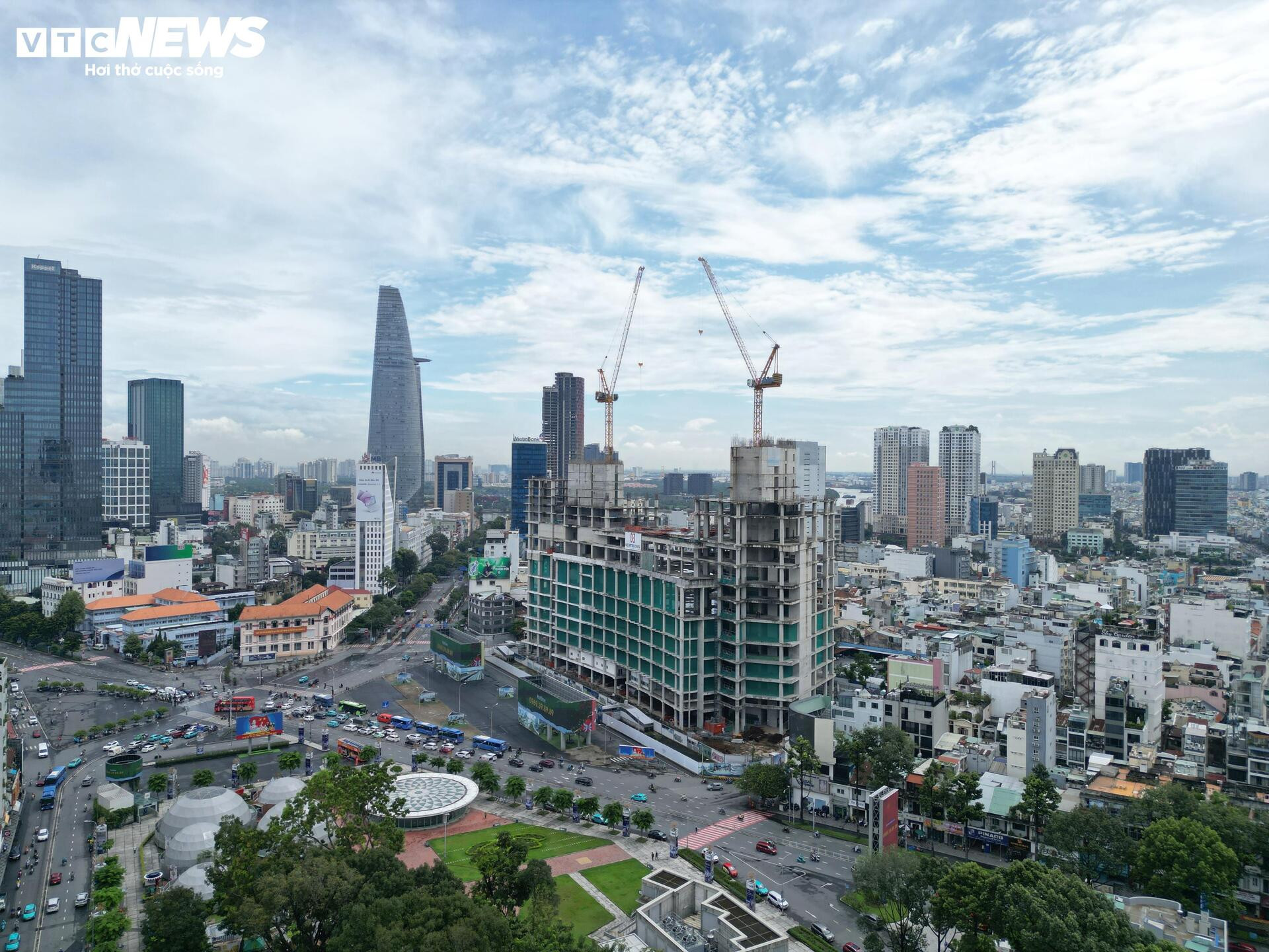'हीरे' जैसी जगह पर स्थित उस ऊँची इमारत का क्लोज़-अप, जिसमें ट्रुओंग माई लैन ने निवेश जारी रखने का अनुरोध किया था - 7