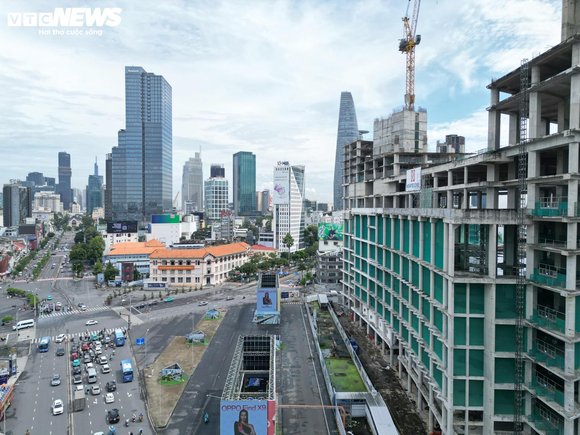 'हीरे' जैसी जगह पर स्थित उस ऊँची इमारत का नज़दीक से दृश्य, जिसमें ट्रुओंग माई लैन ने निवेश जारी रखने का अनुरोध किया था - 12