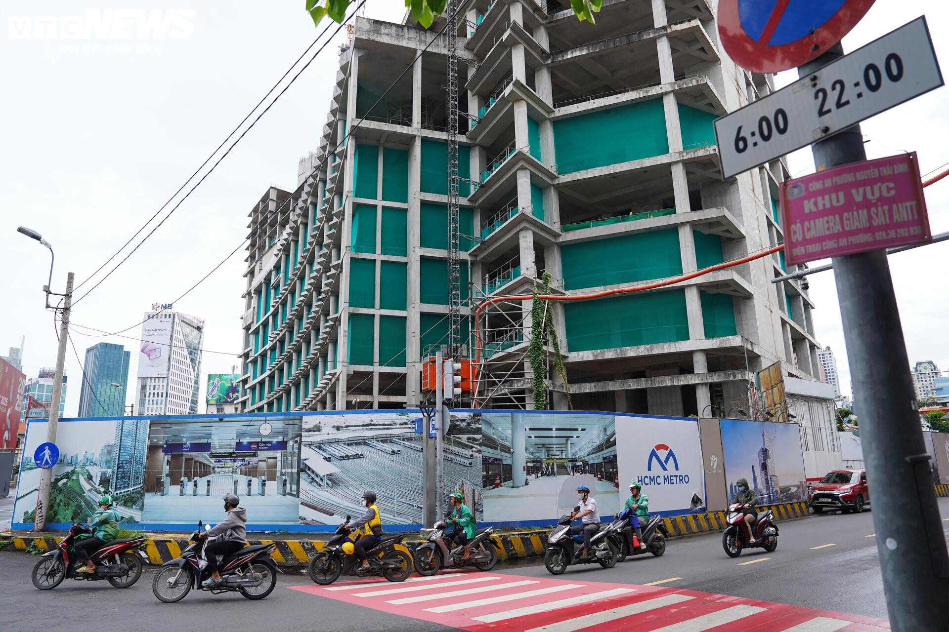 'हीरे' स्थान वाली उस ऊँची इमारत का क्लोज़-अप, जिसमें ट्रुओंग माई लैन ने निवेश जारी रखने का अनुरोध किया था - 10