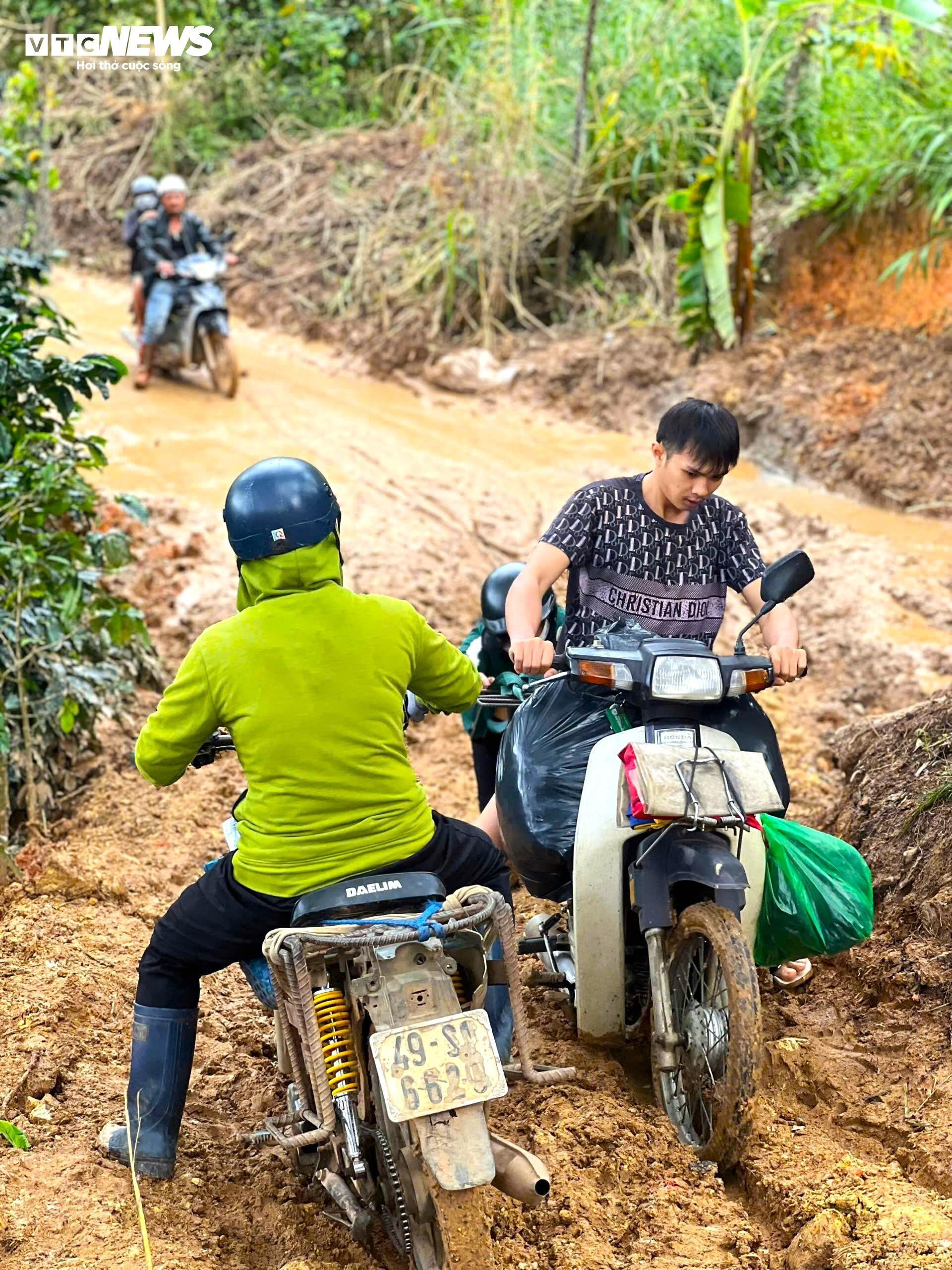 Gian nan mở đường tạm qua cung đèo D'ran bị sạt lở ở Lâm Đồng - 11