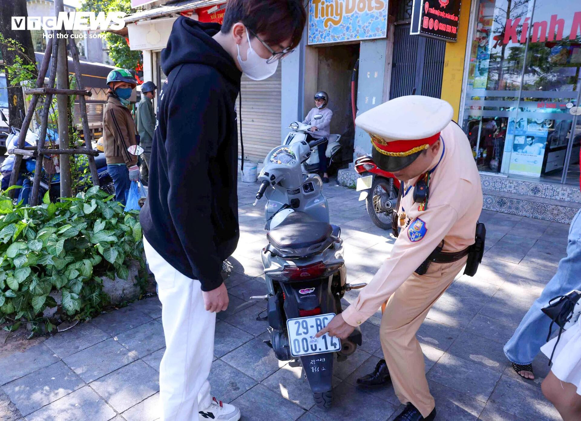 Vừa lái xe vừa nhìn điện thoại, tài xế xe ôm bao biện ‘không xem thì lạc đường' - 11