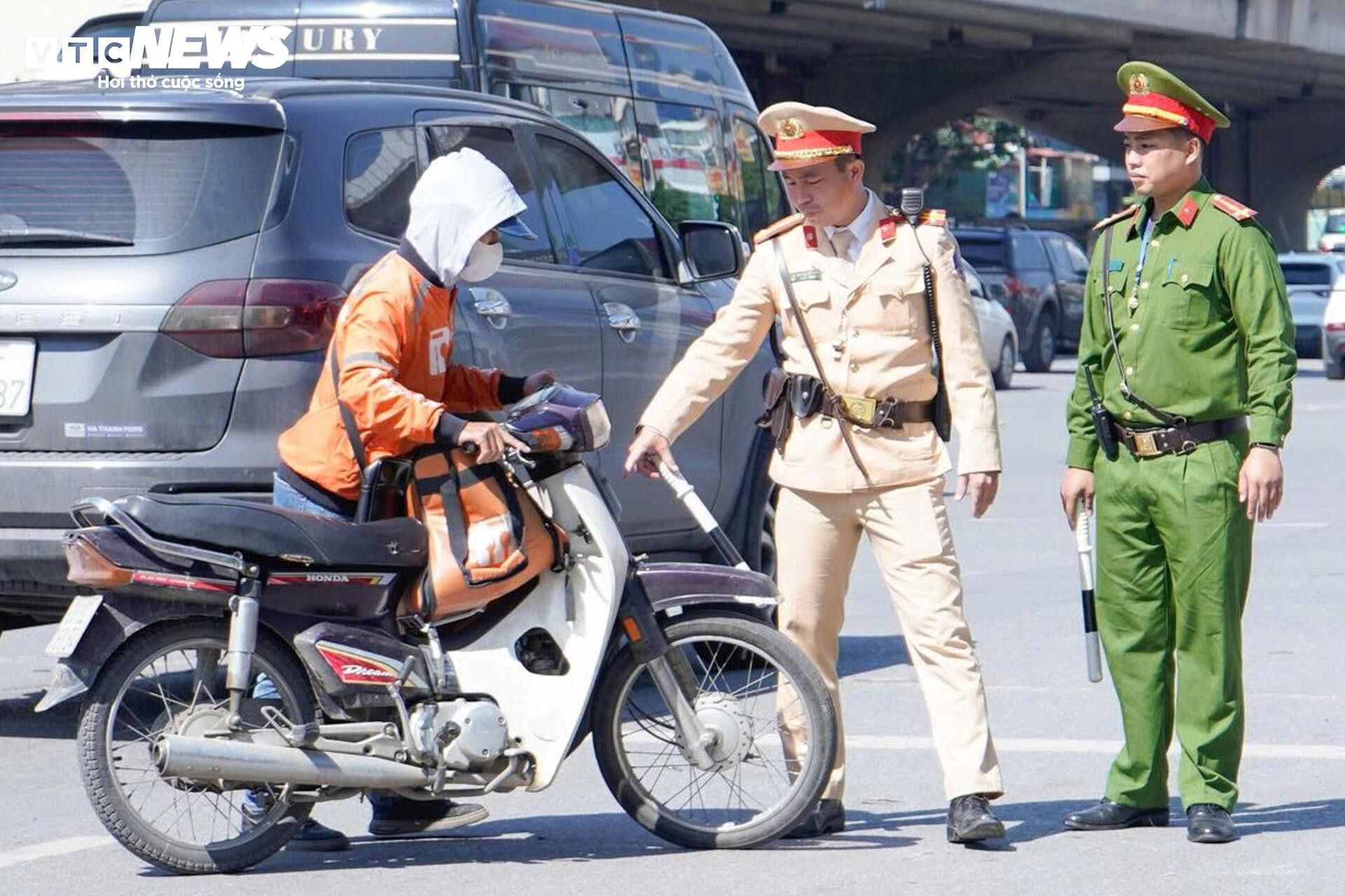 Vừa lái xe vừa nhìn điện thoại, tài xế xe ôm bao biện ‘không xem thì lạc đường' - 1