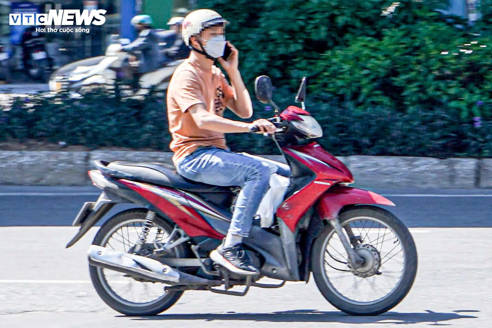 Vừa lái xe vừa nhìn điện thoại, tài xế xe ôm bao biện ‘không xem thì lạc đường' - 2