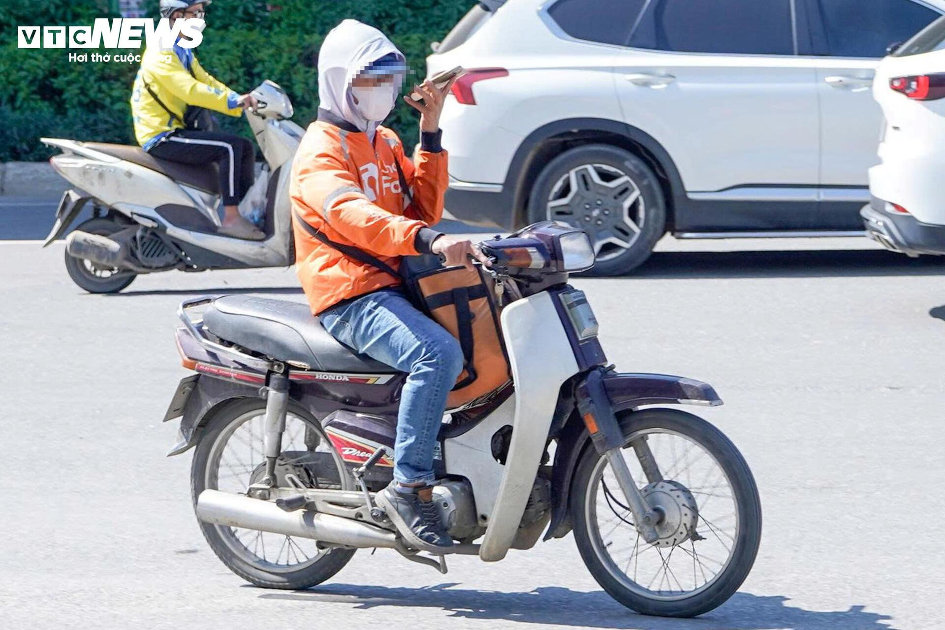 Vừa lái xe vừa nhìn điện thoại, tài xế xe ôm bao biện ‘không xem thì lạc đường' - 4