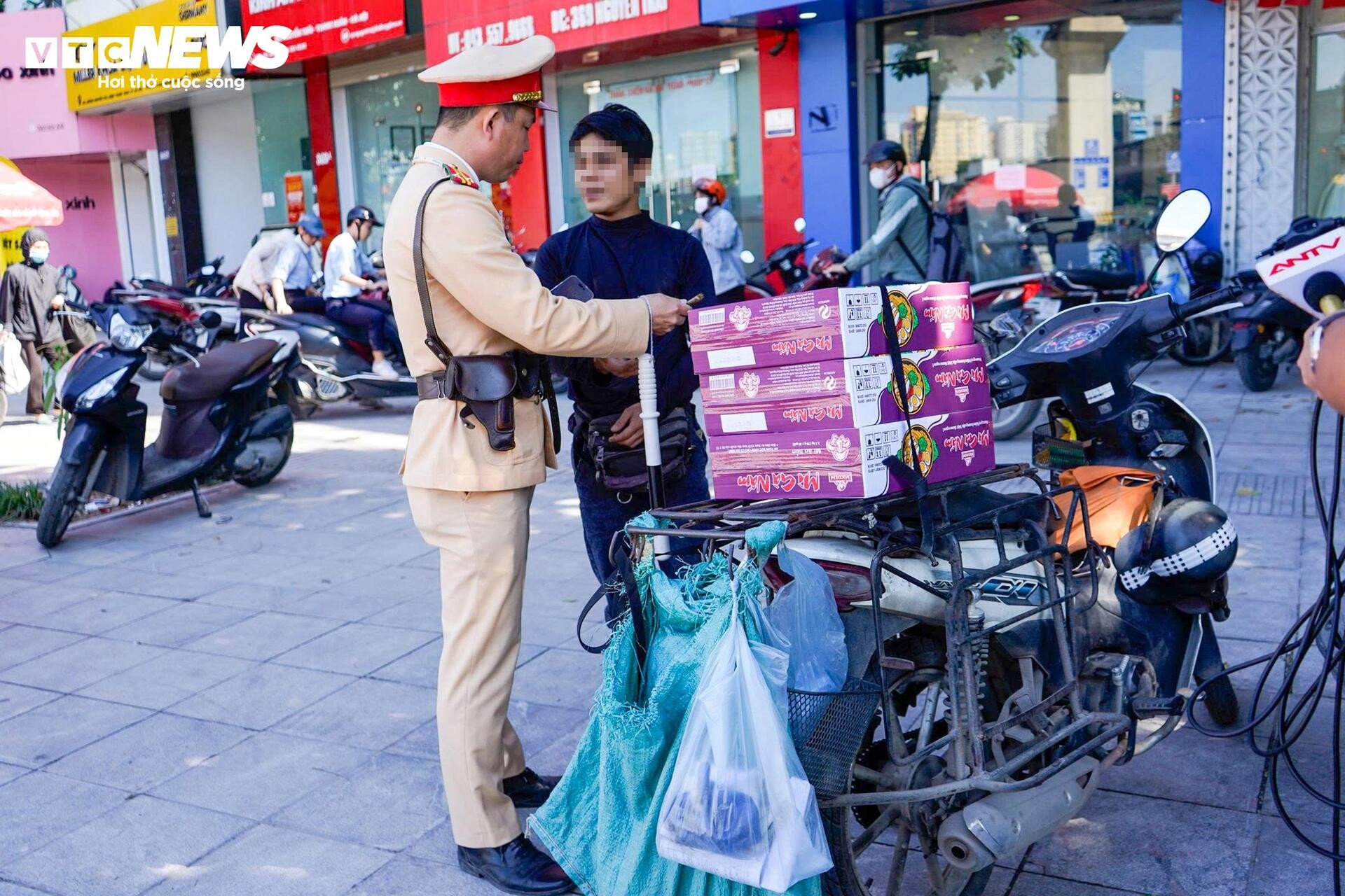 Vừa lái xe vừa nhìn điện thoại, tài xế xe ôm bao biện ‘không xem thì lạc đường' - 5
