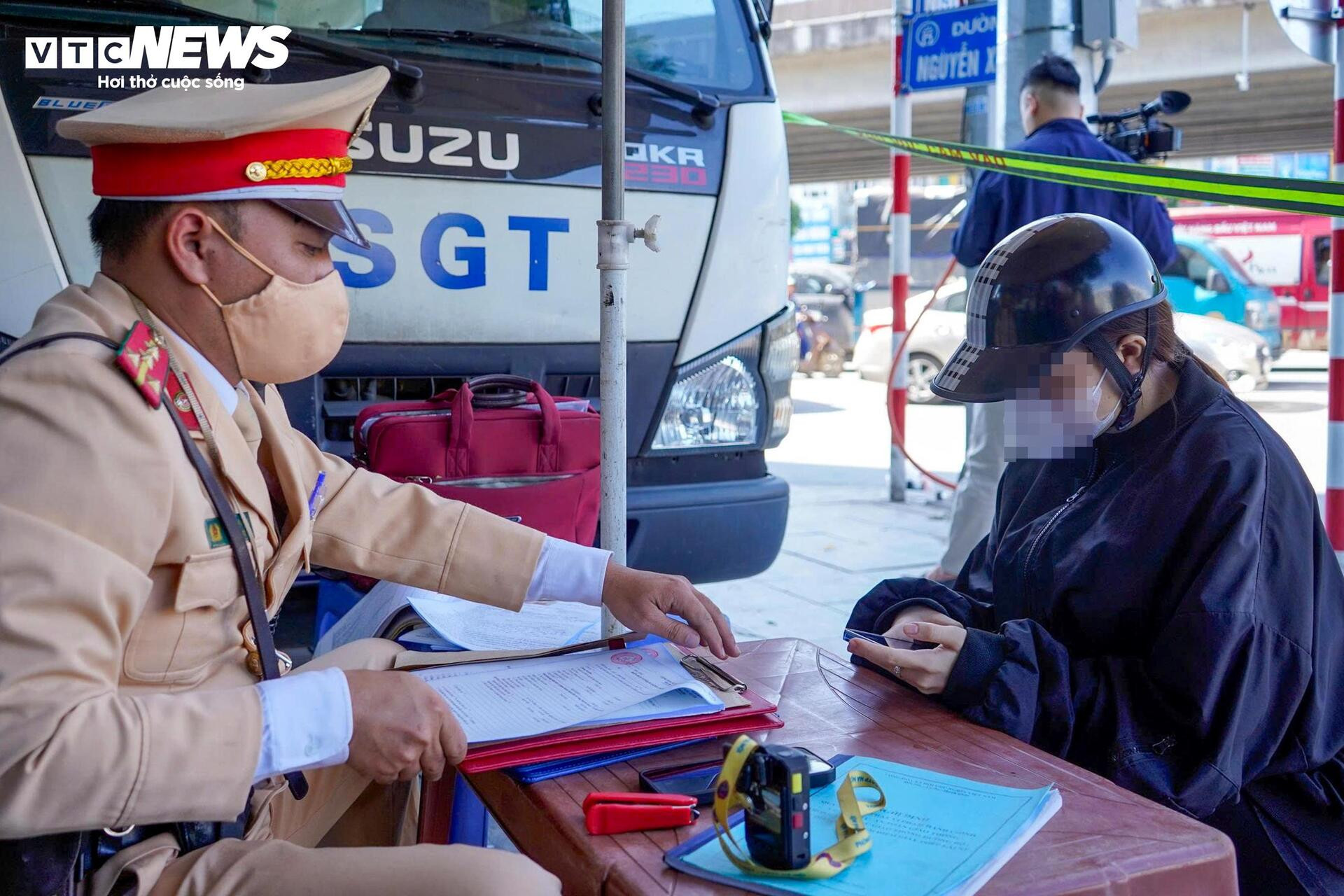 Vừa lái xe vừa nhìn điện thoại, tài xế xe ôm bao biện ‘không xem thì lạc đường' - 8