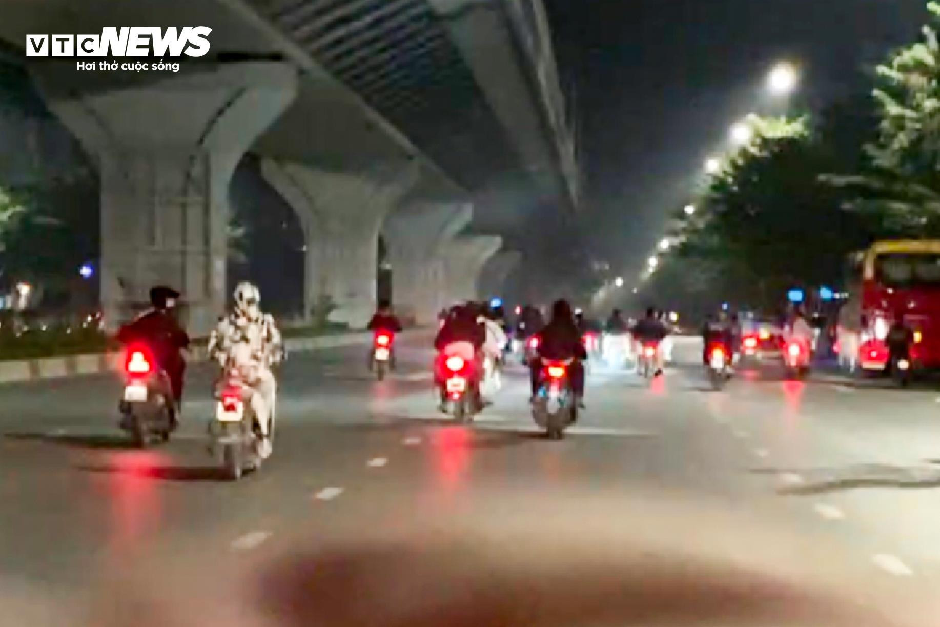 Quái xế kẹp 4, bốc đầu, rú ga kinh hãi trên phố Hà Nội giữa đêm khuya - 5