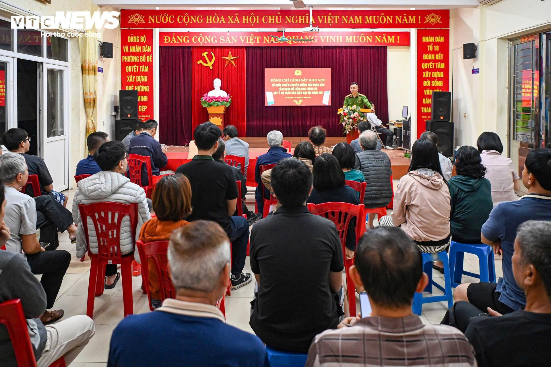 Công an Hà Nội tới từng khu phố hỗ trợ người dân làm sạch dữ liệu đăng ký xe - 1