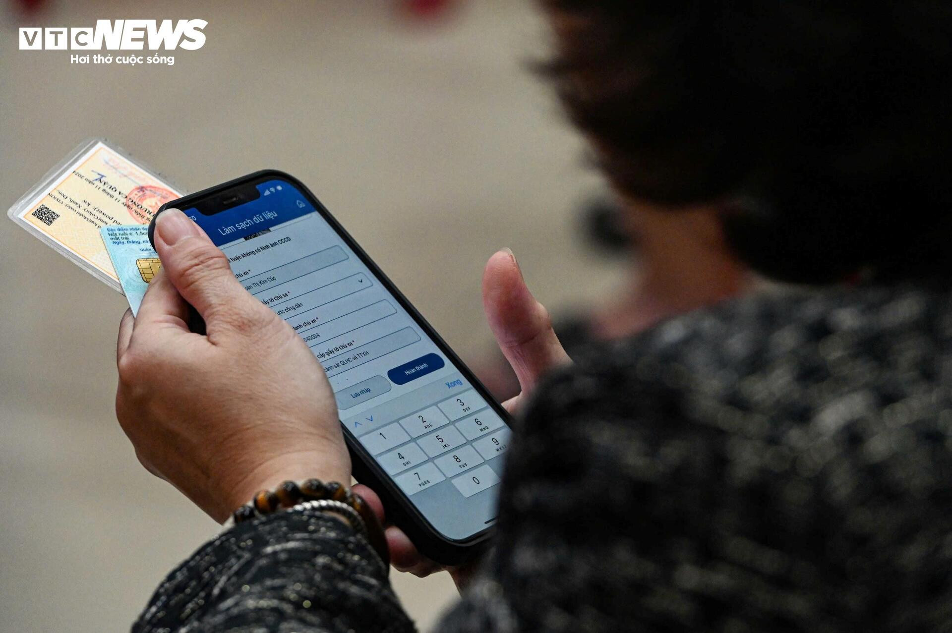 Công an Hà Nội tới từng khu phố hỗ trợ người dân làm sạch dữ liệu đăng ký xe - 10