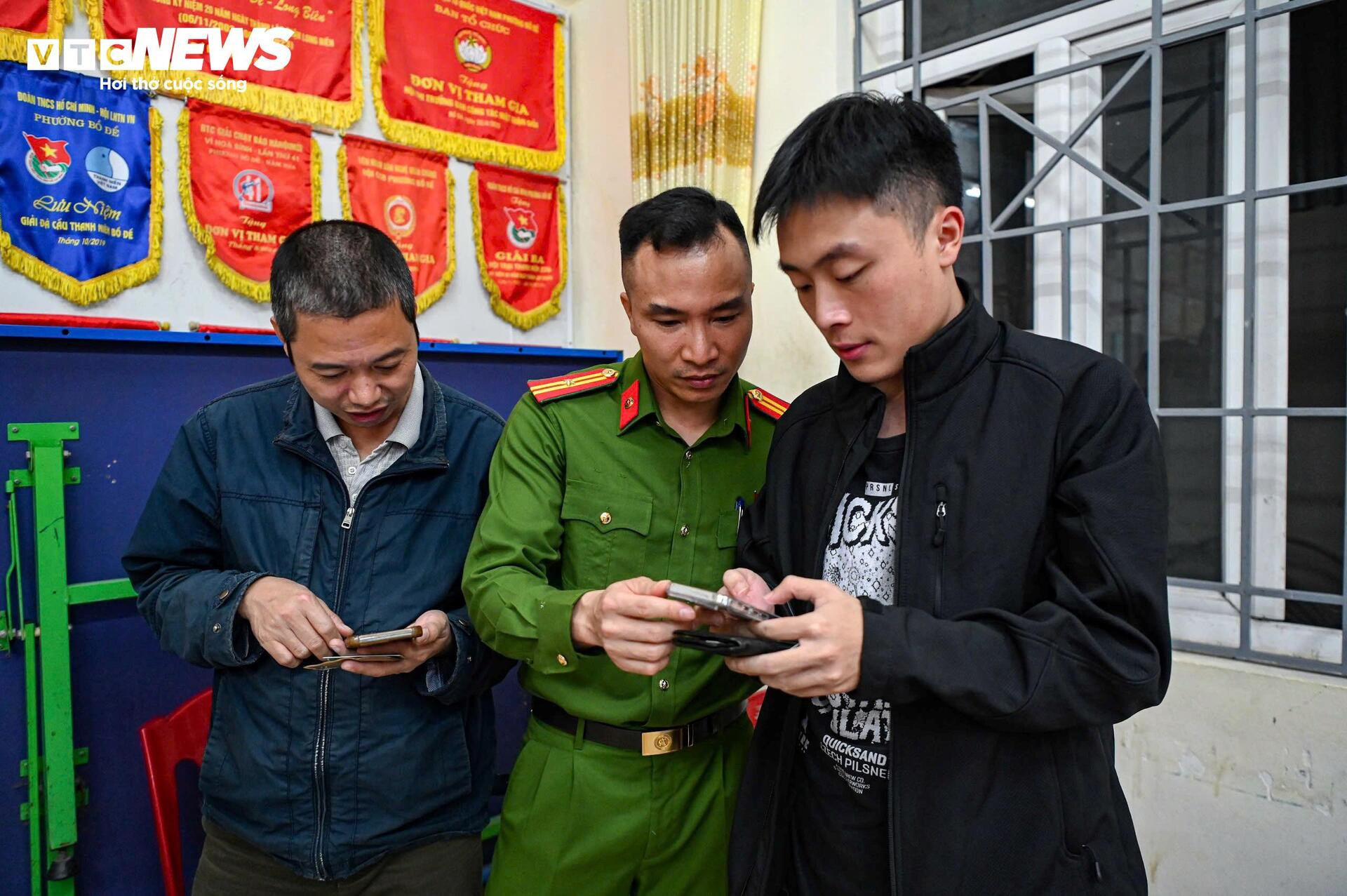 Công an Hà Nội tới từng khu phố hỗ trợ người dân làm sạch dữ liệu đăng ký xe - 2