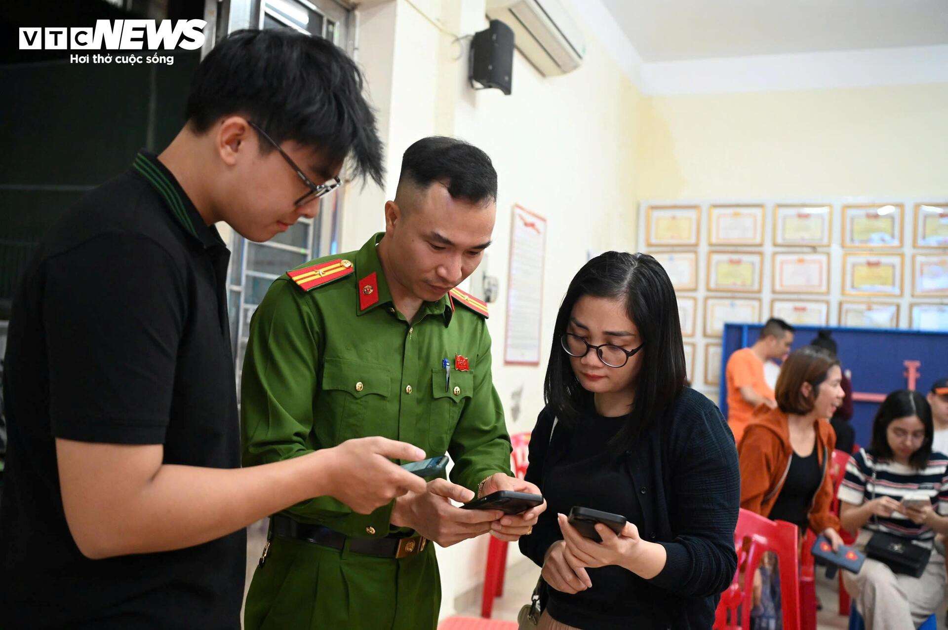 Công an Hà Nội tới từng khu phố hỗ trợ người dân làm sạch dữ liệu đăng ký xe - 3