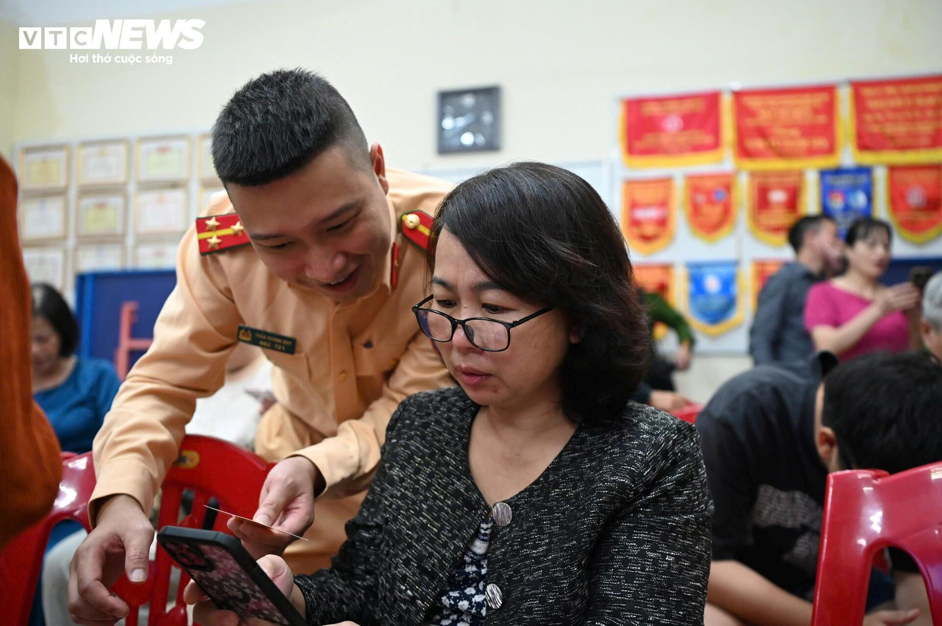 Công an Hà Nội tới từng khu phố hỗ trợ người dân làm sạch dữ liệu đăng ký xe - 5