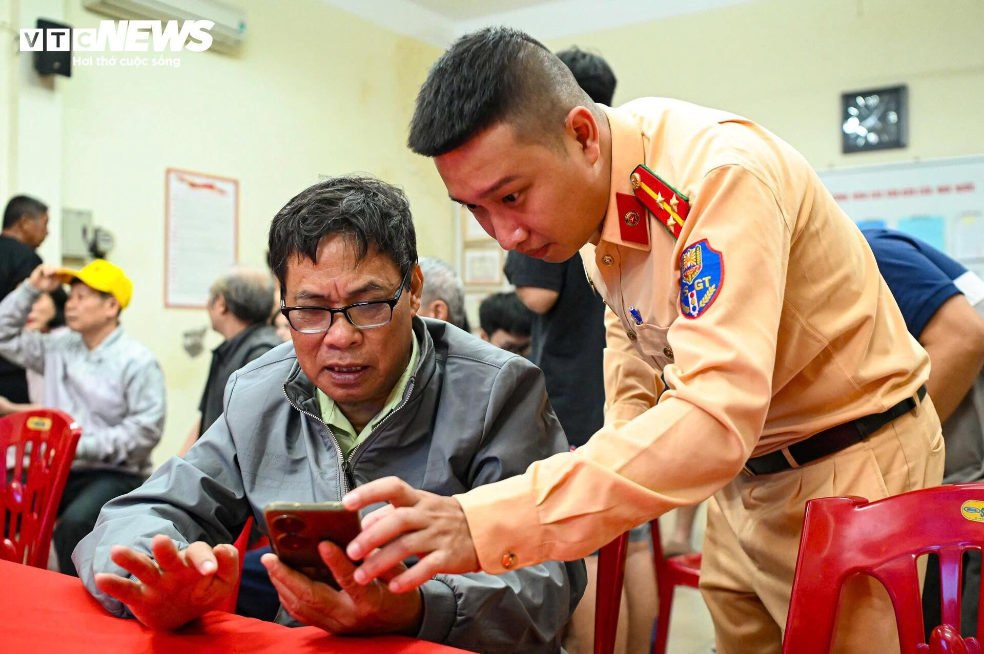 Công an Hà Nội tới từng khu phố hỗ trợ người dân làm sạch dữ liệu đăng ký xe - 6