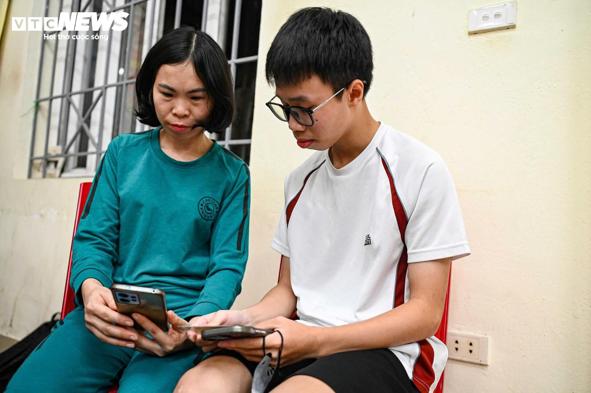 Công an Hà Nội tới từng khu phố hỗ trợ người dân làm sạch dữ liệu đăng ký xe - 8