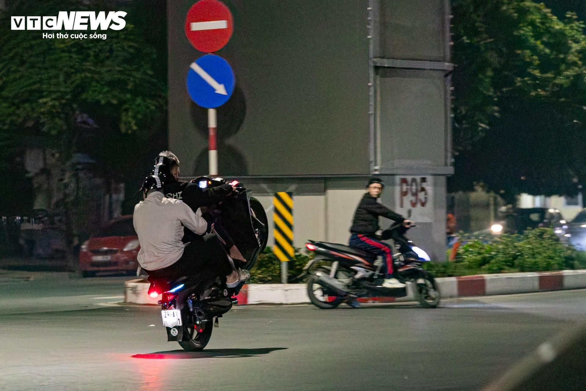  Quái xế kẹp 4, bốc đầu, rú ga kinh hãi trên phố Hà Nội giữa đêm khuya - 11