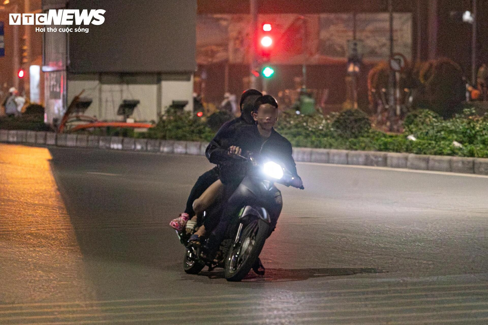  Quái xế kẹp 4, bốc đầu, rú ga kinh hãi trên phố Hà Nội giữa đêm khuya - 8