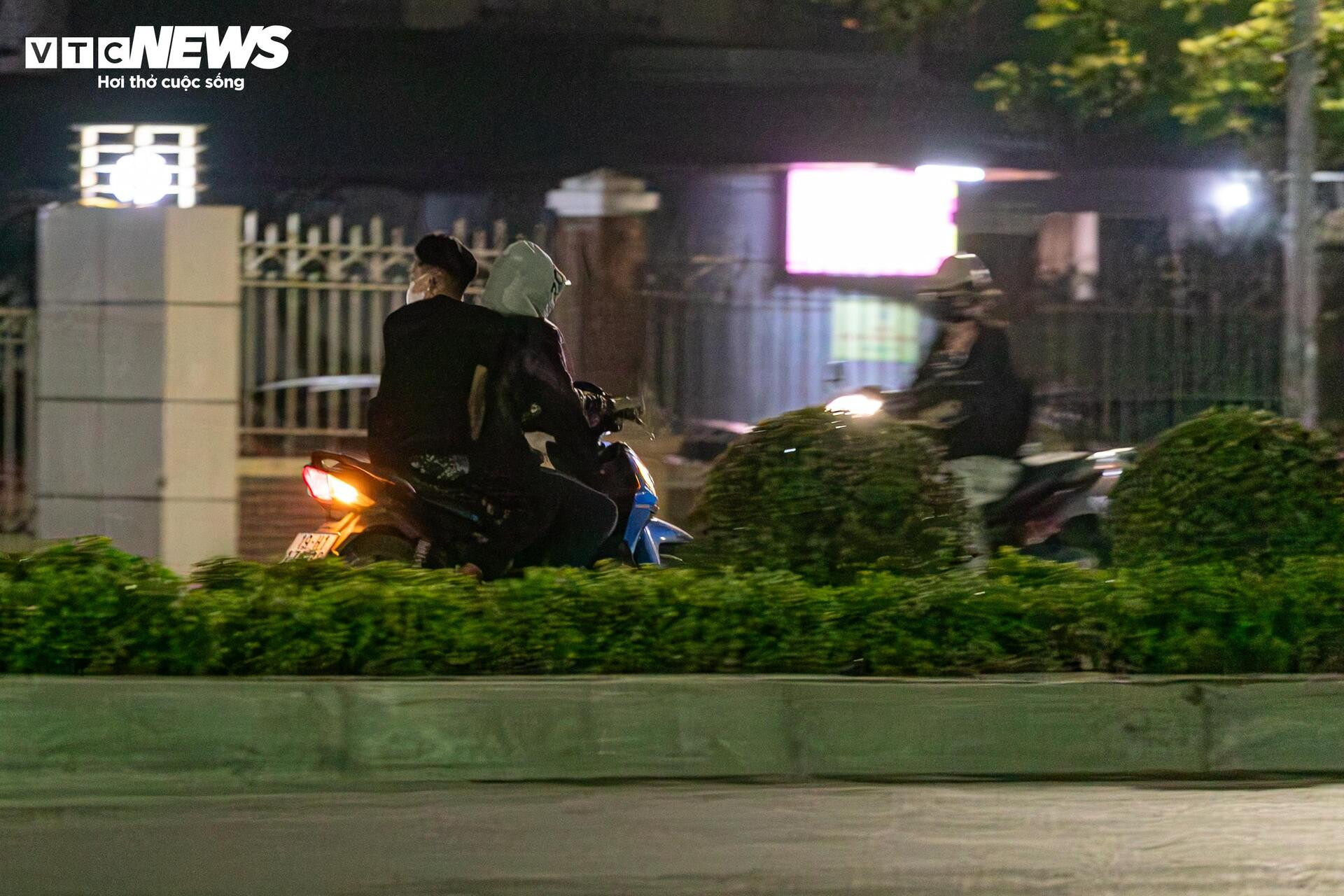  Quái xế kẹp 4, bốc đầu, rú ga kinh hãi trên phố Hà Nội giữa đêm khuya - 12