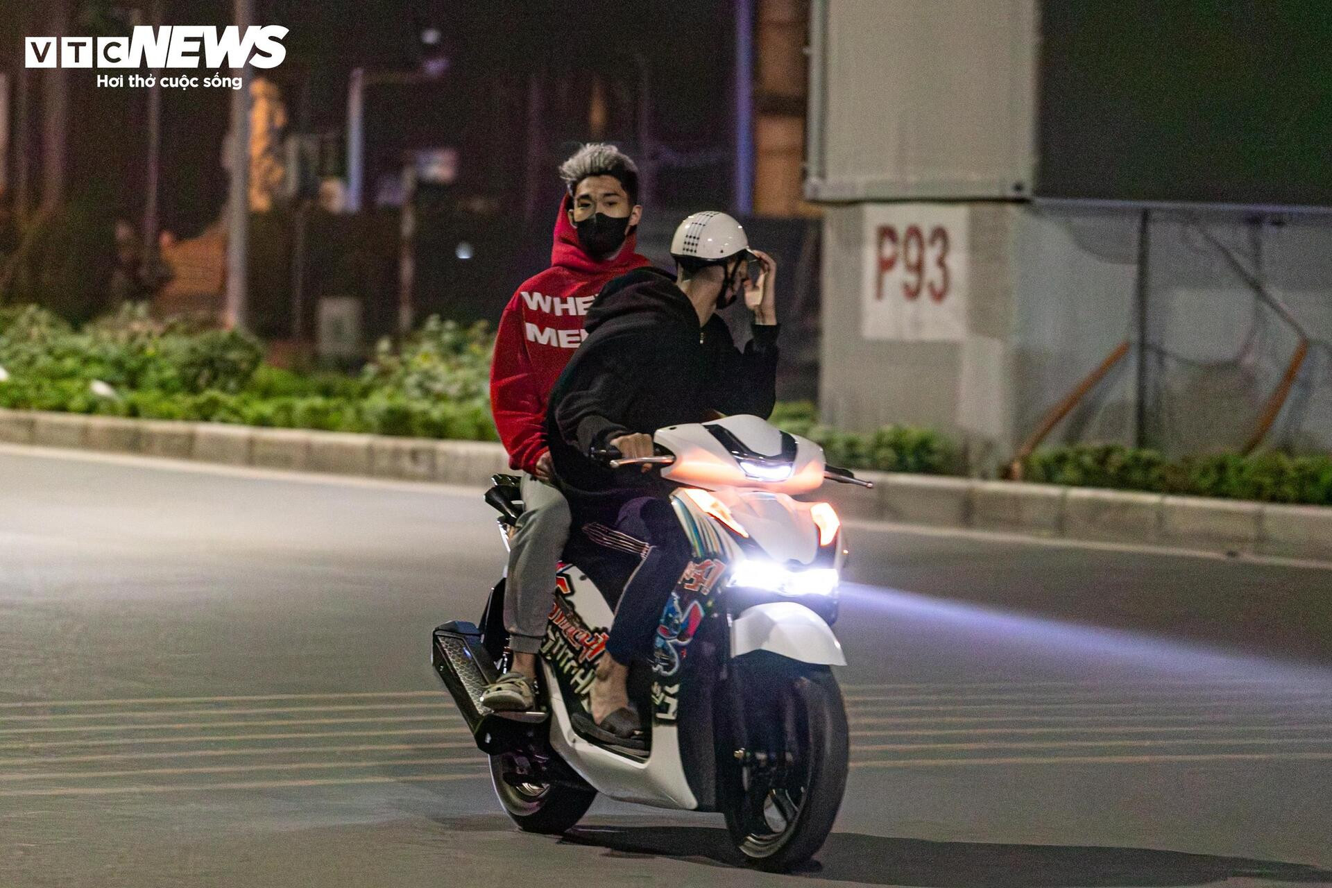  Quái xế kẹp 4, bốc đầu, rú ga kinh hãi trên phố Hà Nội giữa đêm khuya - 17