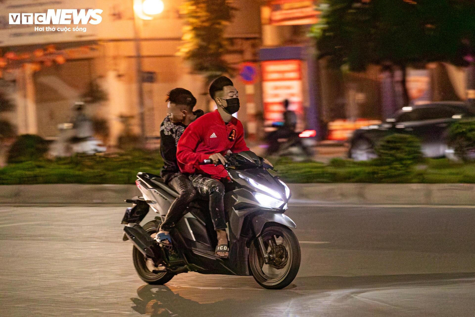  Quái xế kẹp 4, bốc đầu, rú ga kinh hãi trên phố Hà Nội giữa đêm khuya - 18