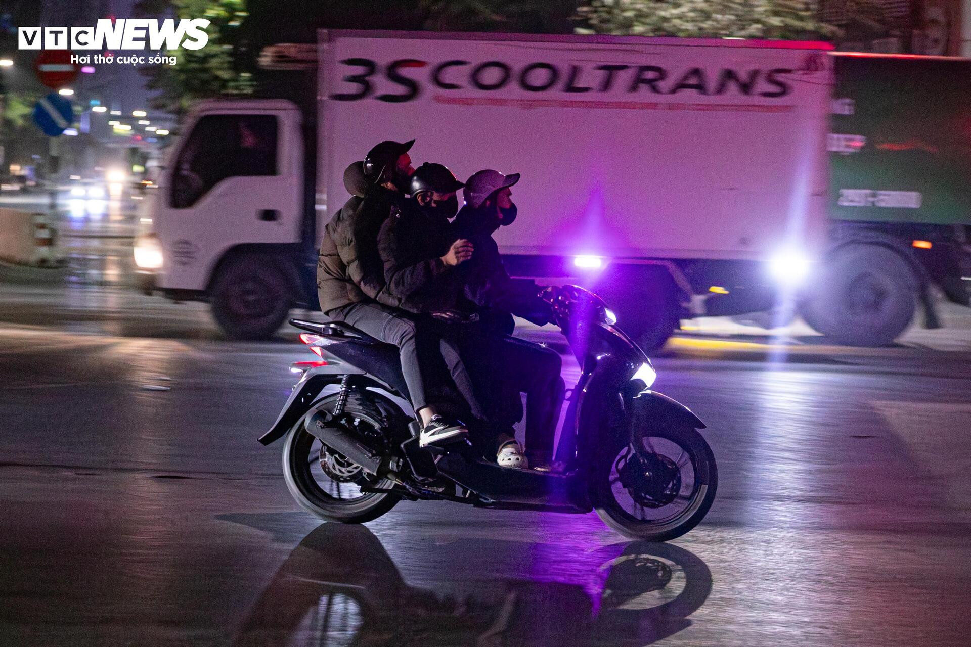  Quái xế kẹp 4, bốc đầu, rú ga kinh hãi trên phố Hà Nội giữa đêm khuya - 14