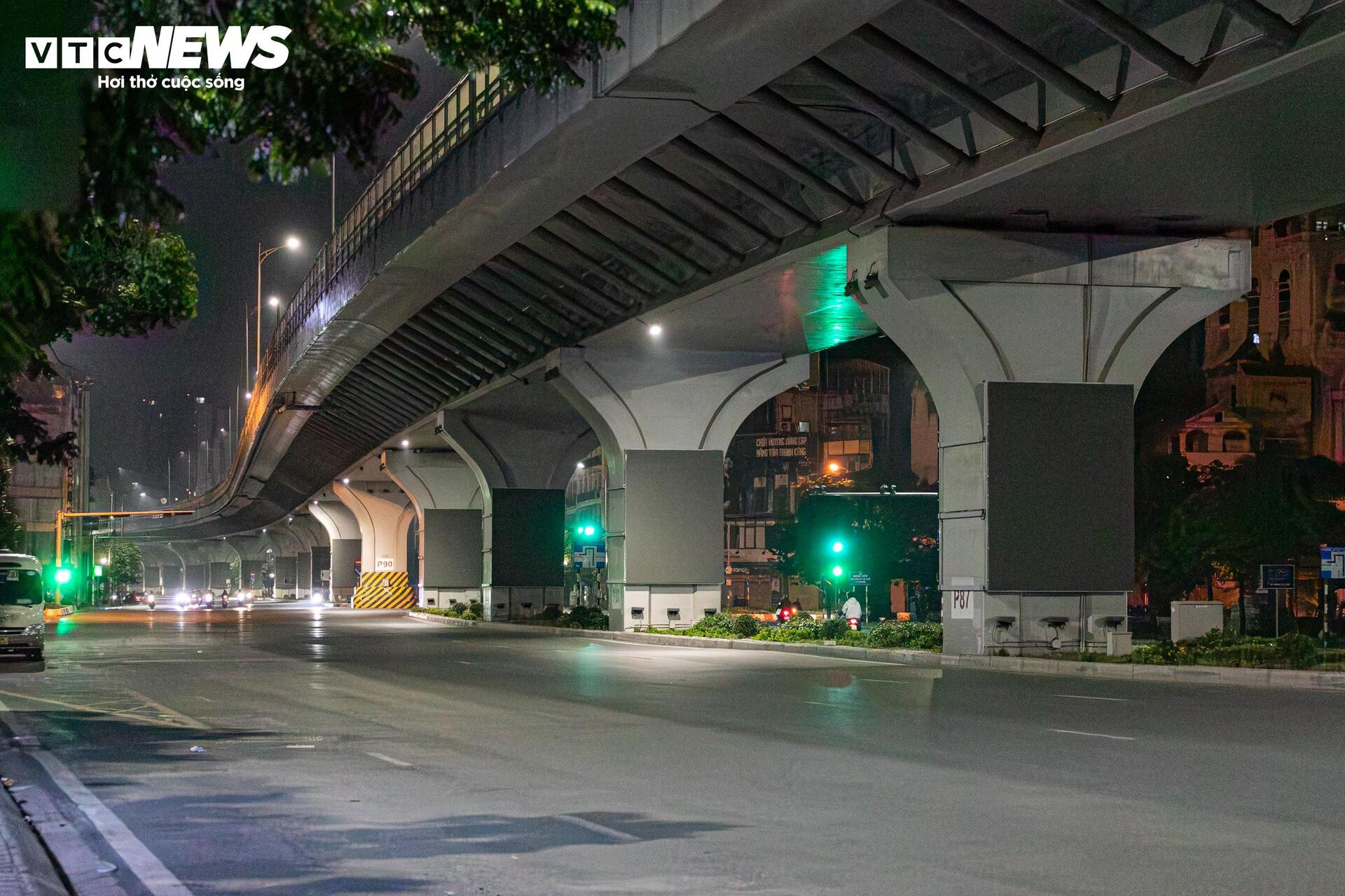  Quái xế kẹp 4, bốc đầu, rú ga kinh hãi trên phố Hà Nội giữa đêm khuya - 1