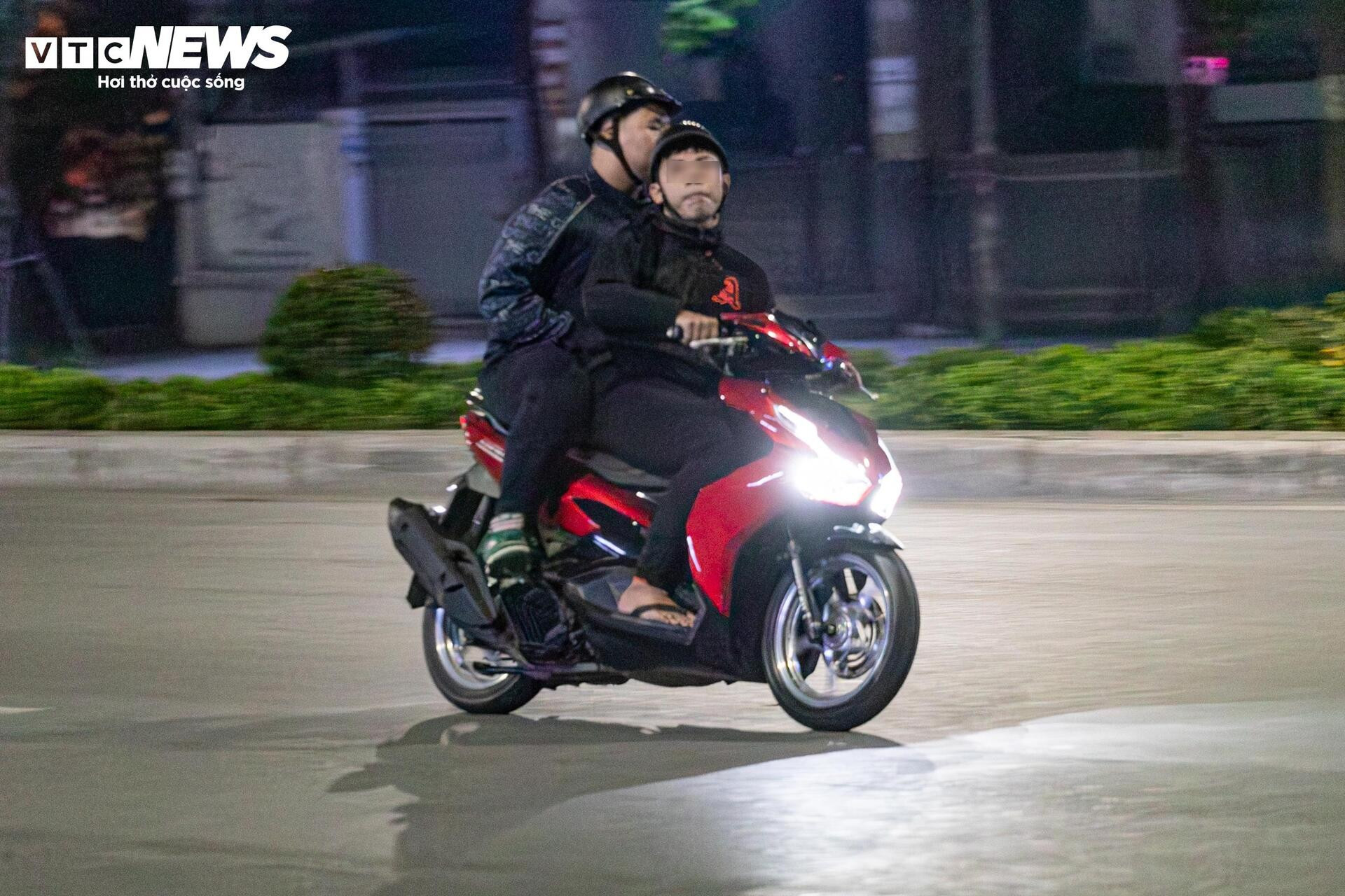  Quái xế kẹp 4, bốc đầu, rú ga kinh hãi trên phố Hà Nội giữa đêm khuya - 7