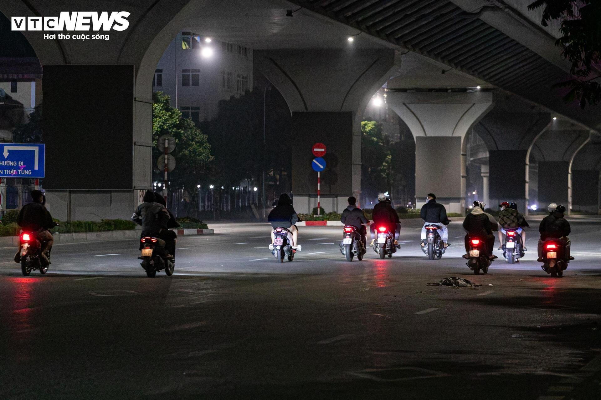  Quái xế kẹp 4, bốc đầu, rú ga kinh hãi trên phố Hà Nội giữa đêm khuya - 4