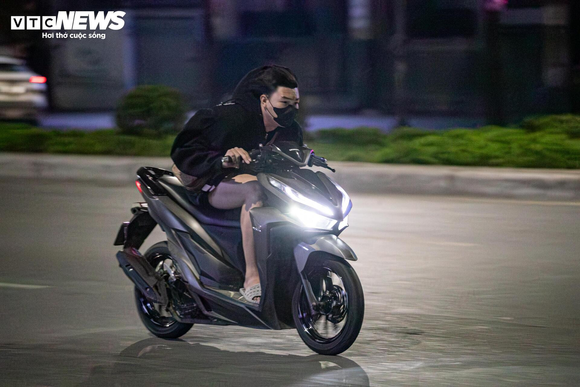  Quái xế kẹp 4, bốc đầu, rú ga kinh hãi trên phố Hà Nội giữa đêm khuya - 19