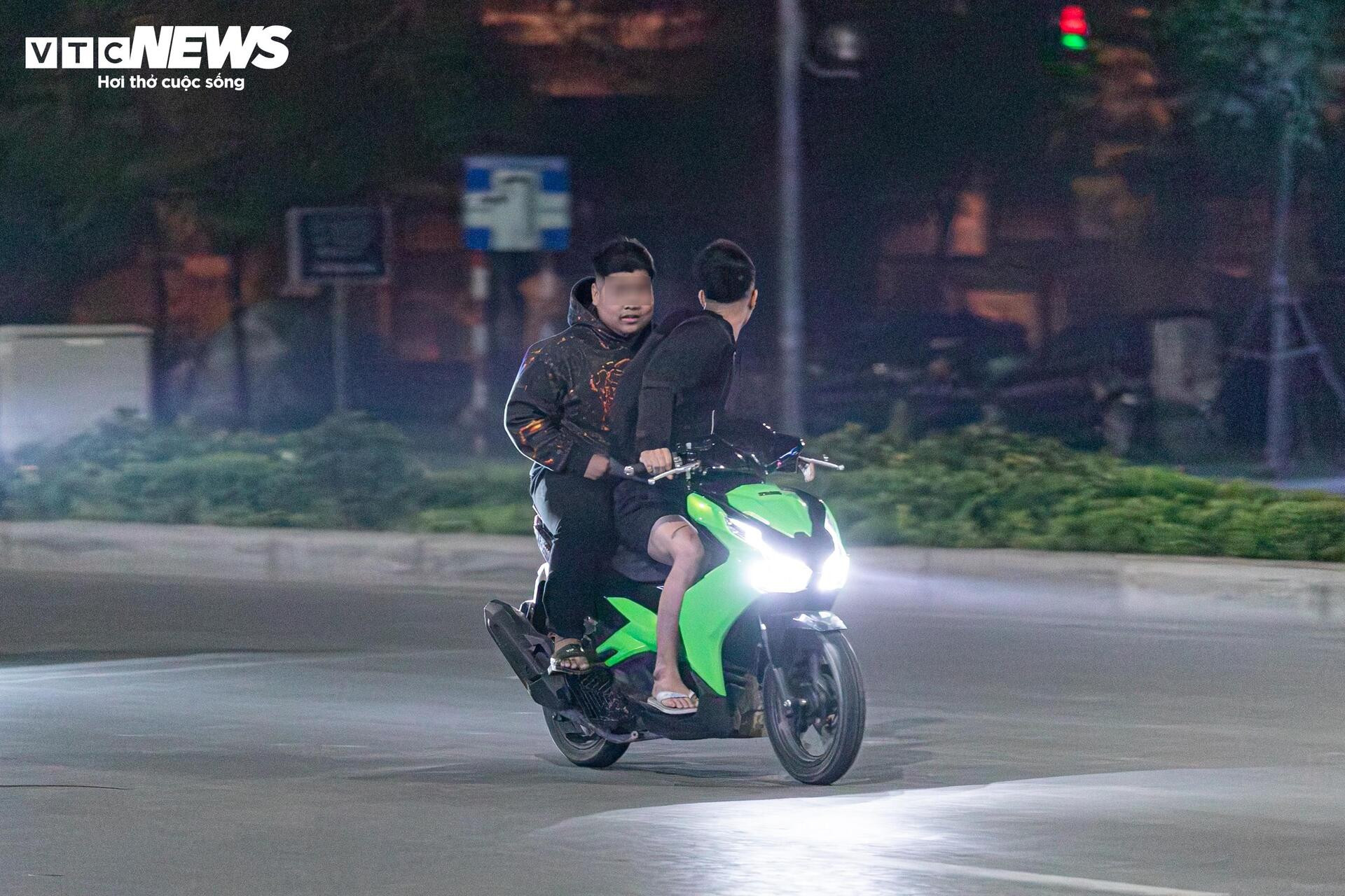  Quái xế kẹp 4, bốc đầu, rú ga kinh hãi trên phố Hà Nội giữa đêm khuya - 16