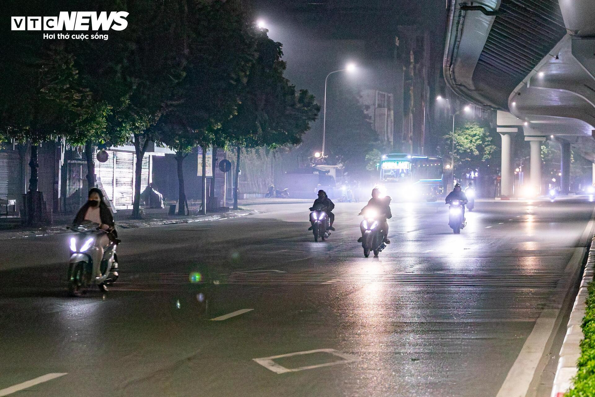  Quái xế kẹp 4, bốc đầu, rú ga kinh hãi trên phố Hà Nội giữa đêm khuya - 6