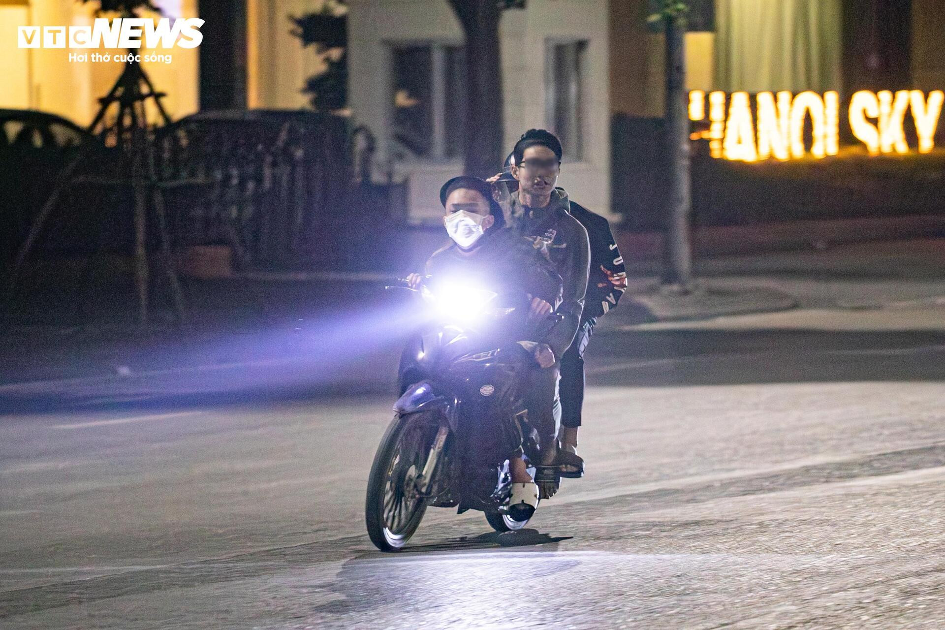  Quái xế kẹp 4, bốc đầu, rú ga kinh hãi trên phố Hà Nội giữa đêm khuya - 13