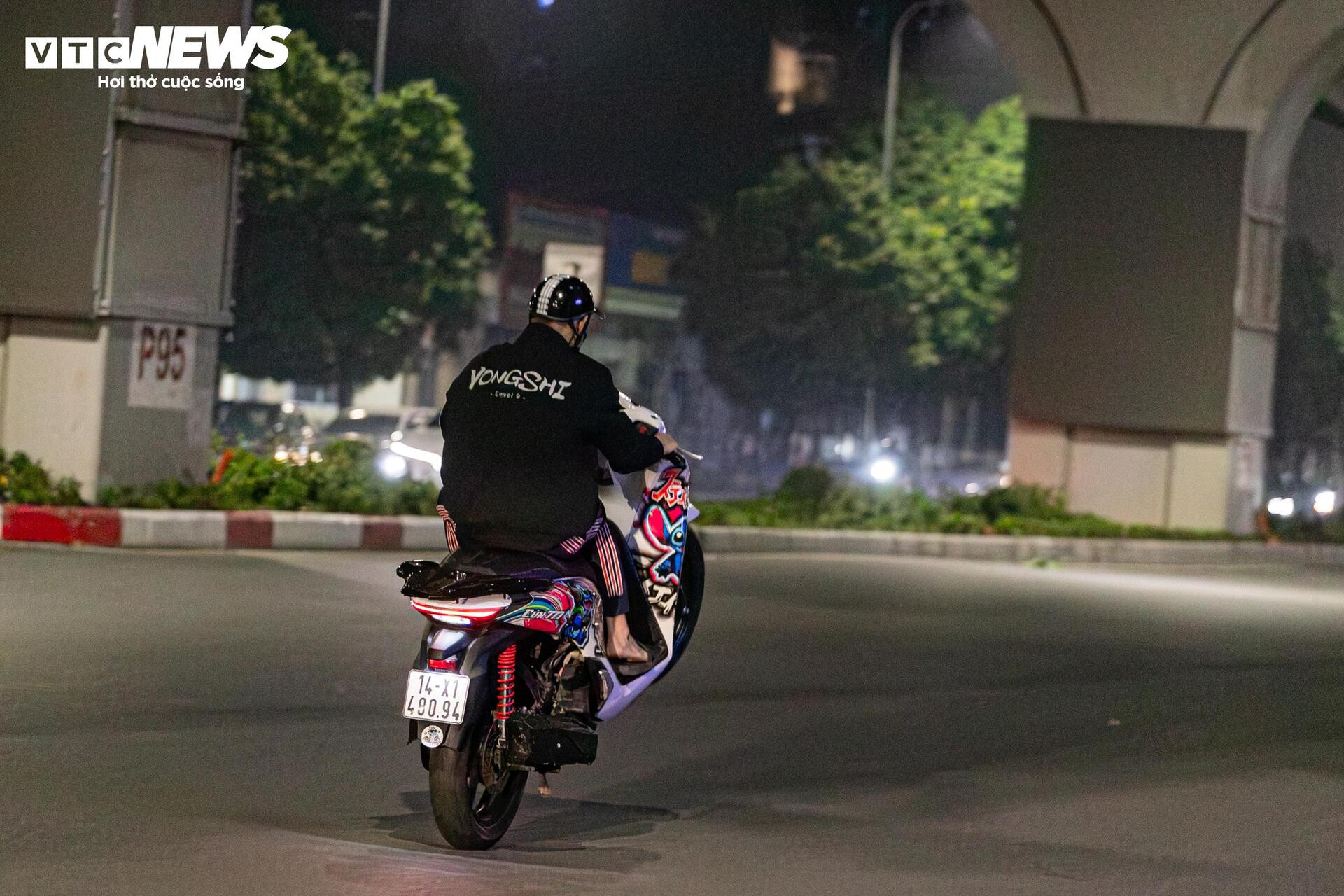  Quái xế kẹp 4, bốc đầu, rú ga kinh hãi trên phố Hà Nội giữa đêm khuya - 9