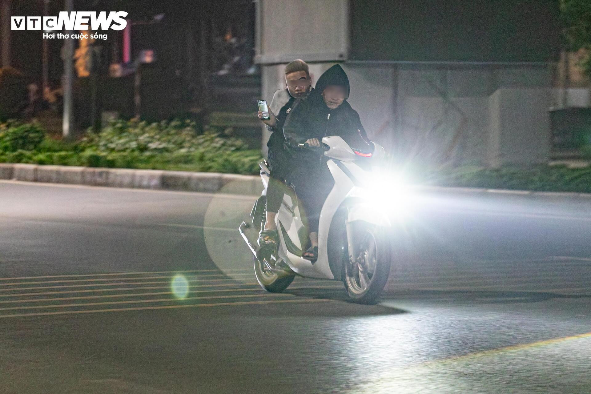  Quái xế kẹp 4, bốc đầu, rú ga kinh hãi trên phố Hà Nội giữa đêm khuya - 15