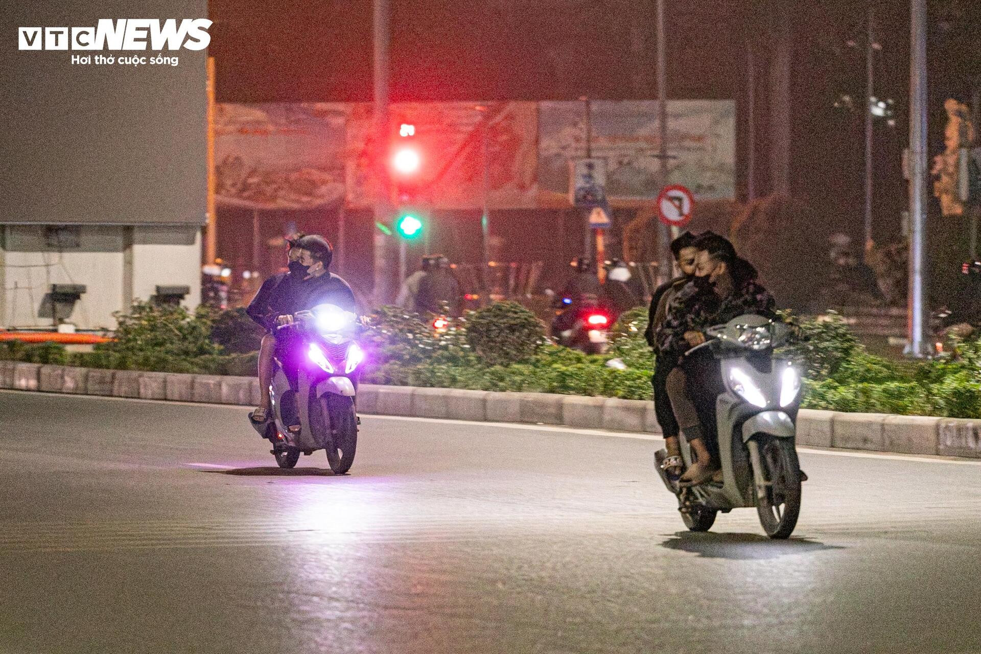  Quái xế kẹp 4, bốc đầu, rú ga kinh hãi trên phố Hà Nội giữa đêm khuya - 2