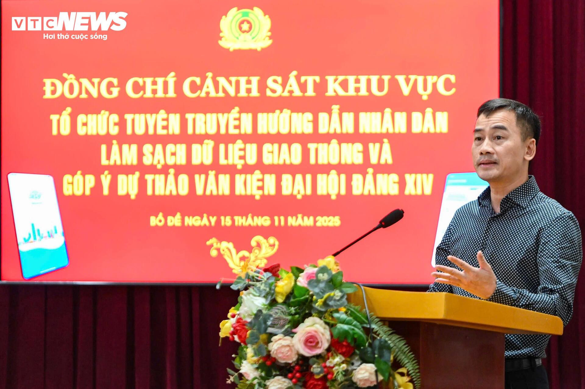 Công an Hà Nội tới từng khu phố hỗ trợ người dân làm sạch dữ liệu đăng ký xe - 9