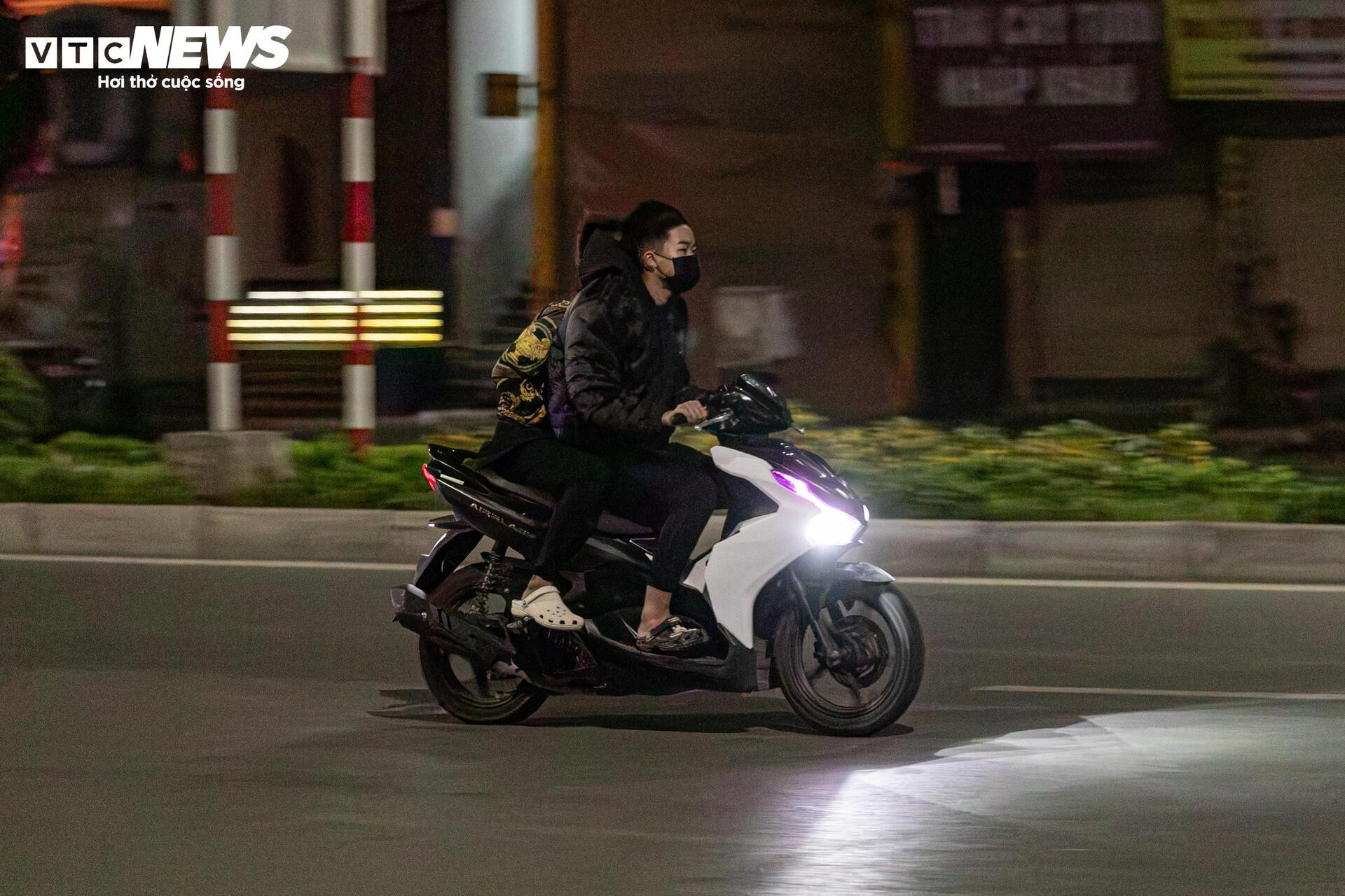  Quái xế kẹp 4, bốc đầu, rú ga kinh hãi trên phố Hà Nội giữa đêm khuya - 3