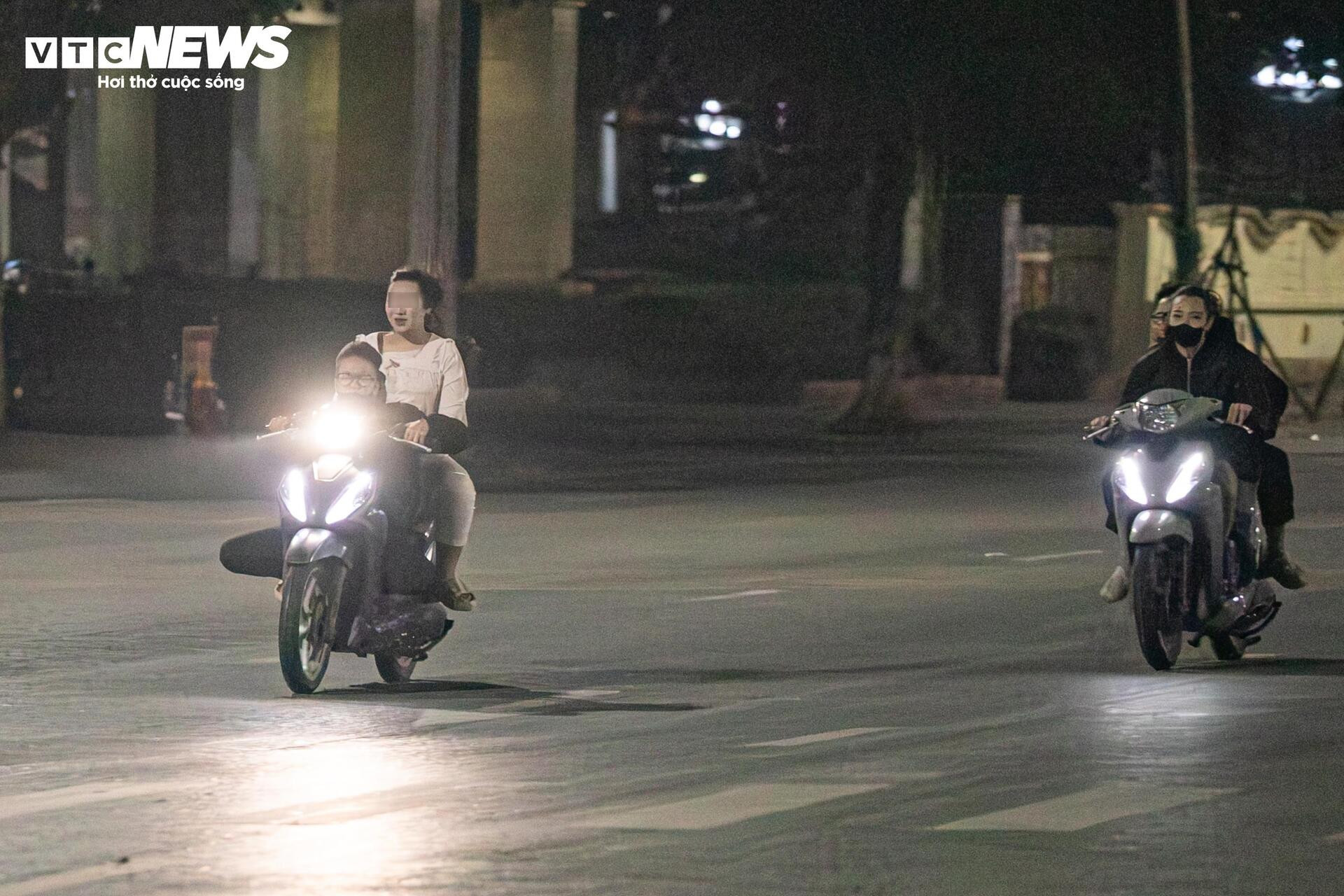  Quái xế kẹp 4, bốc đầu, rú ga kinh hãi trên phố Hà Nội giữa đêm khuya - 20