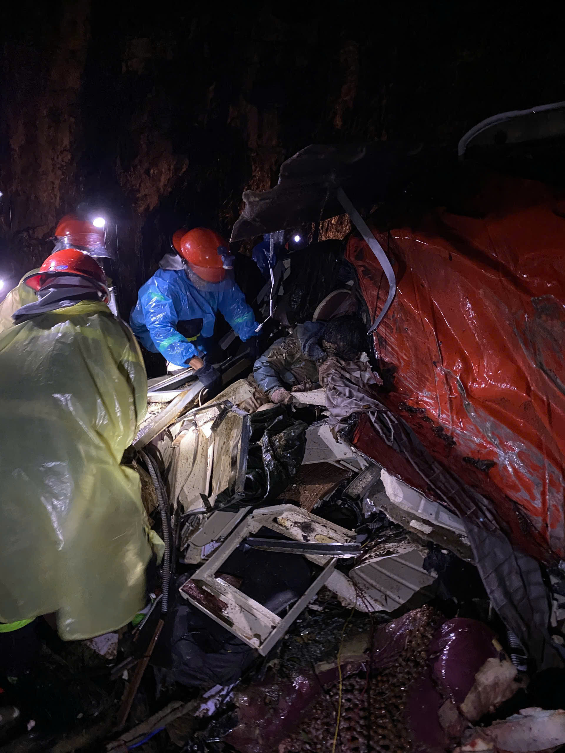 Hiện trường sạt lở núi đè ô tô khách ở đèo Khánh Lê, ít nhất 6 người chết - 8