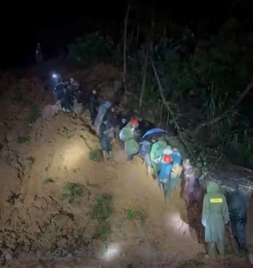 Hiện trường sạt lở núi đè ô tô khách ở đèo Khánh Lê, ít nhất 6 người chết - 4