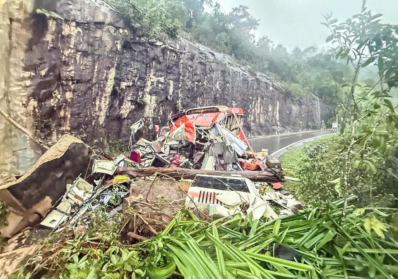 Hiện trường sạt lở núi đè ô tô khách ở đèo Khánh Lê, ít nhất 6 người chết - 1