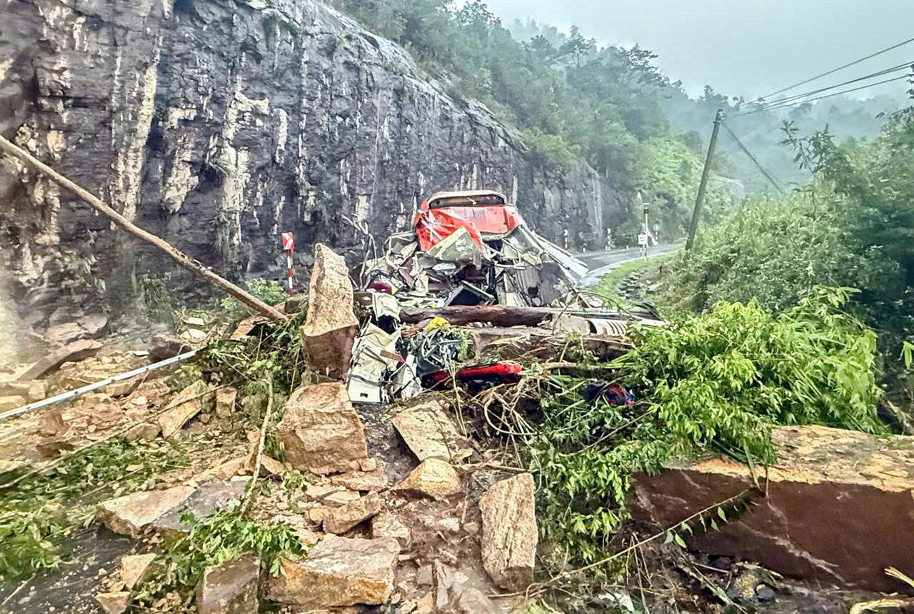 Hiện trường sạt lở núi đè ô tô khách ở đèo Khánh Lê, ít nhất 6 người chết - 9